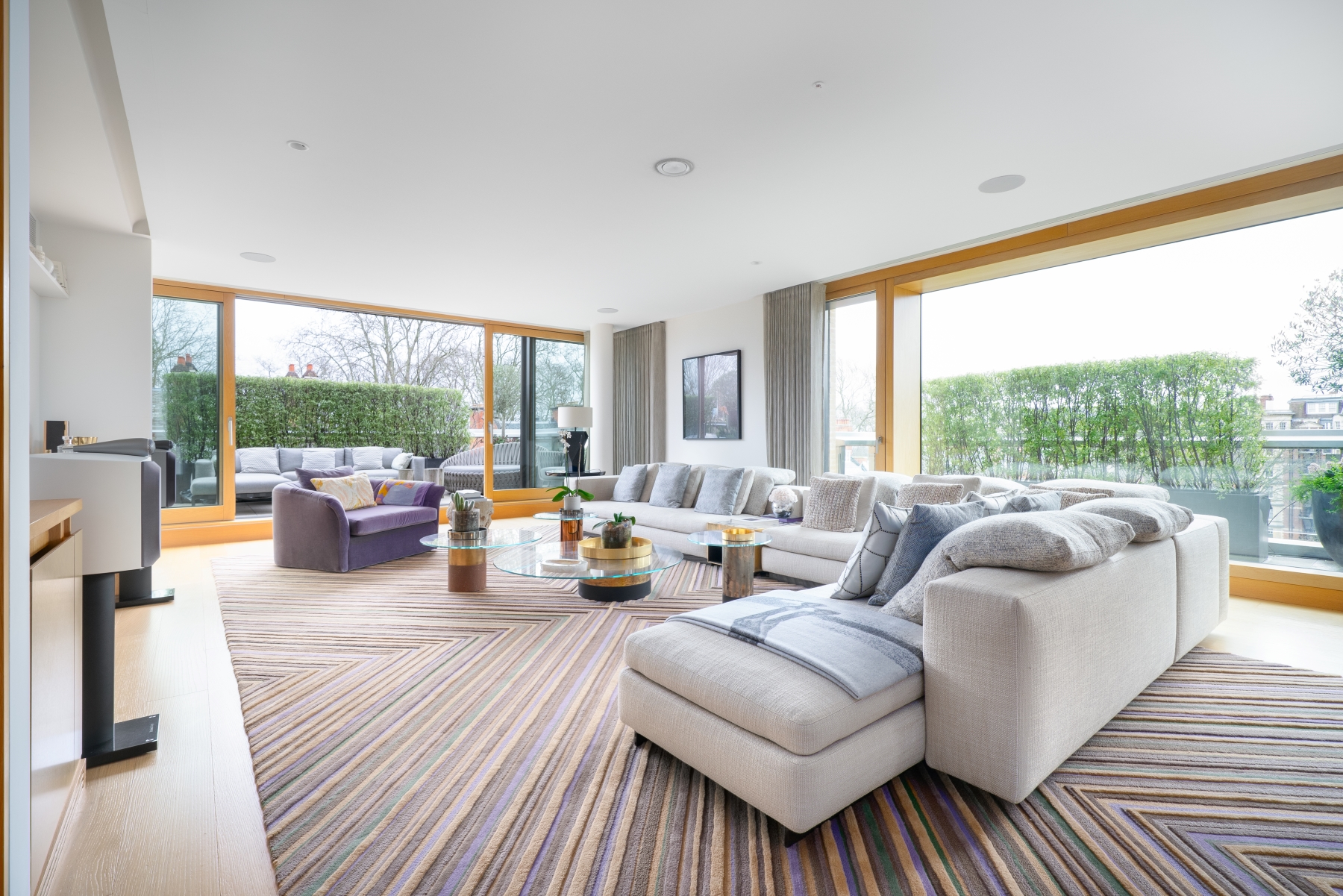 An exceptionally rare apartment with generous lateral living in Prime Kensington 