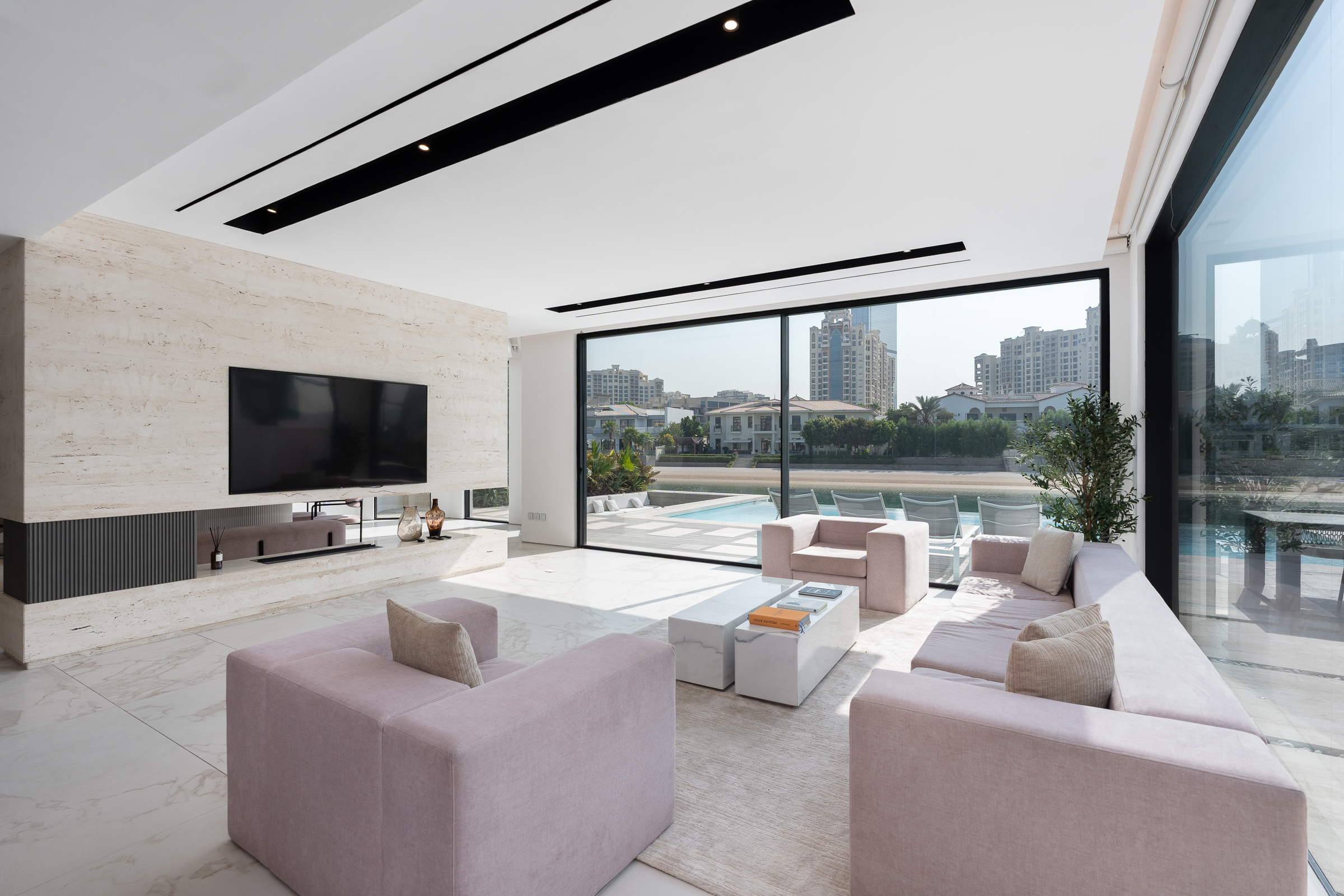  Upgraded Atrium Entry with Skyline View - 物件實景