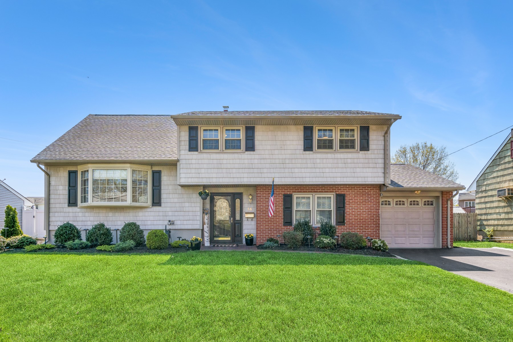  Immaculate and Updated Split Level Residence - 物件實景