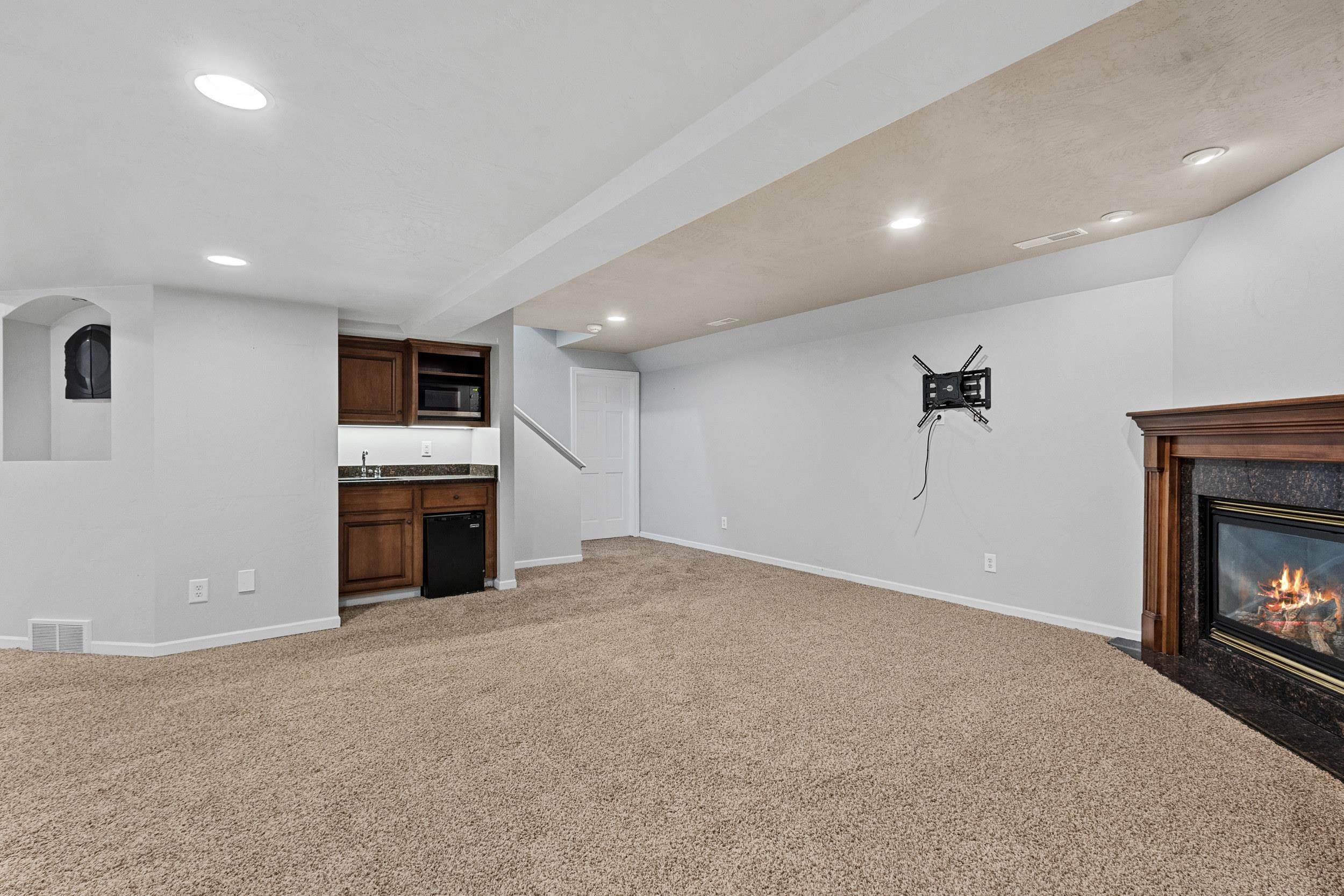 Neenah, Wisconsin, 54956, United States, 4 Bedrooms Bedrooms, ,4 BathroomsBathrooms,Residential,For Sale,1930712