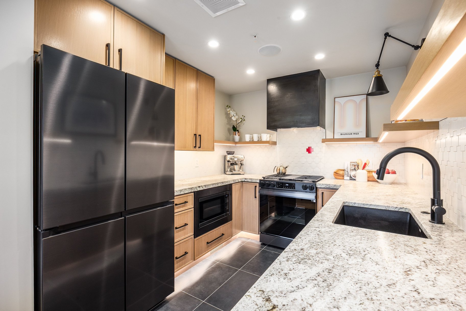  Fully Reimagined Ski-In/Ski-Out Condo — Smart Home Features - 物件實景