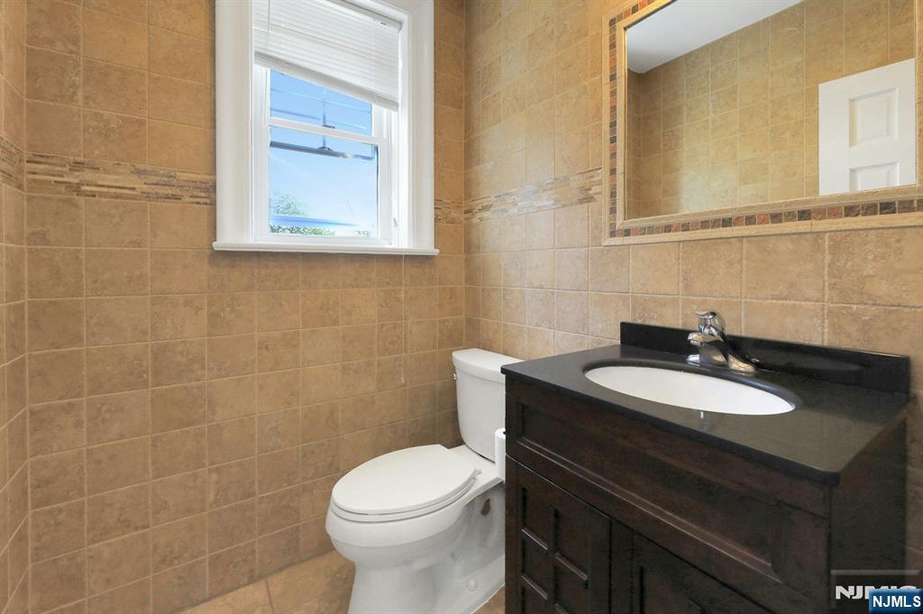 Leonia, New Jersey, 07605, United States, 5 Bedrooms Bedrooms, ,4 BathroomsBathrooms,Residential,For Sale,1934270