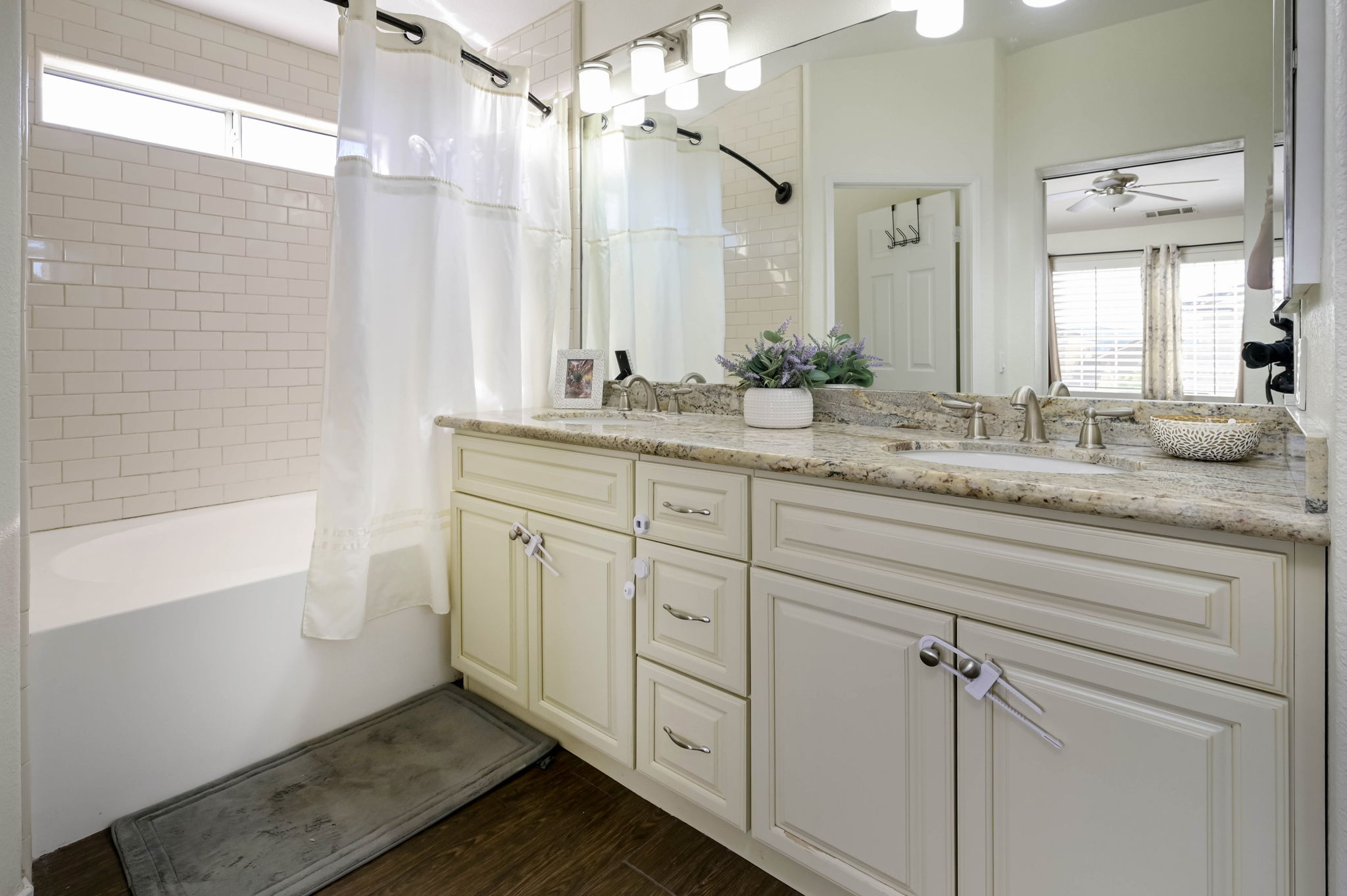 Corona, California, 92879, United States, 2 Bedrooms Bedrooms, ,3 BathroomsBathrooms,Residential,For Sale,2008178