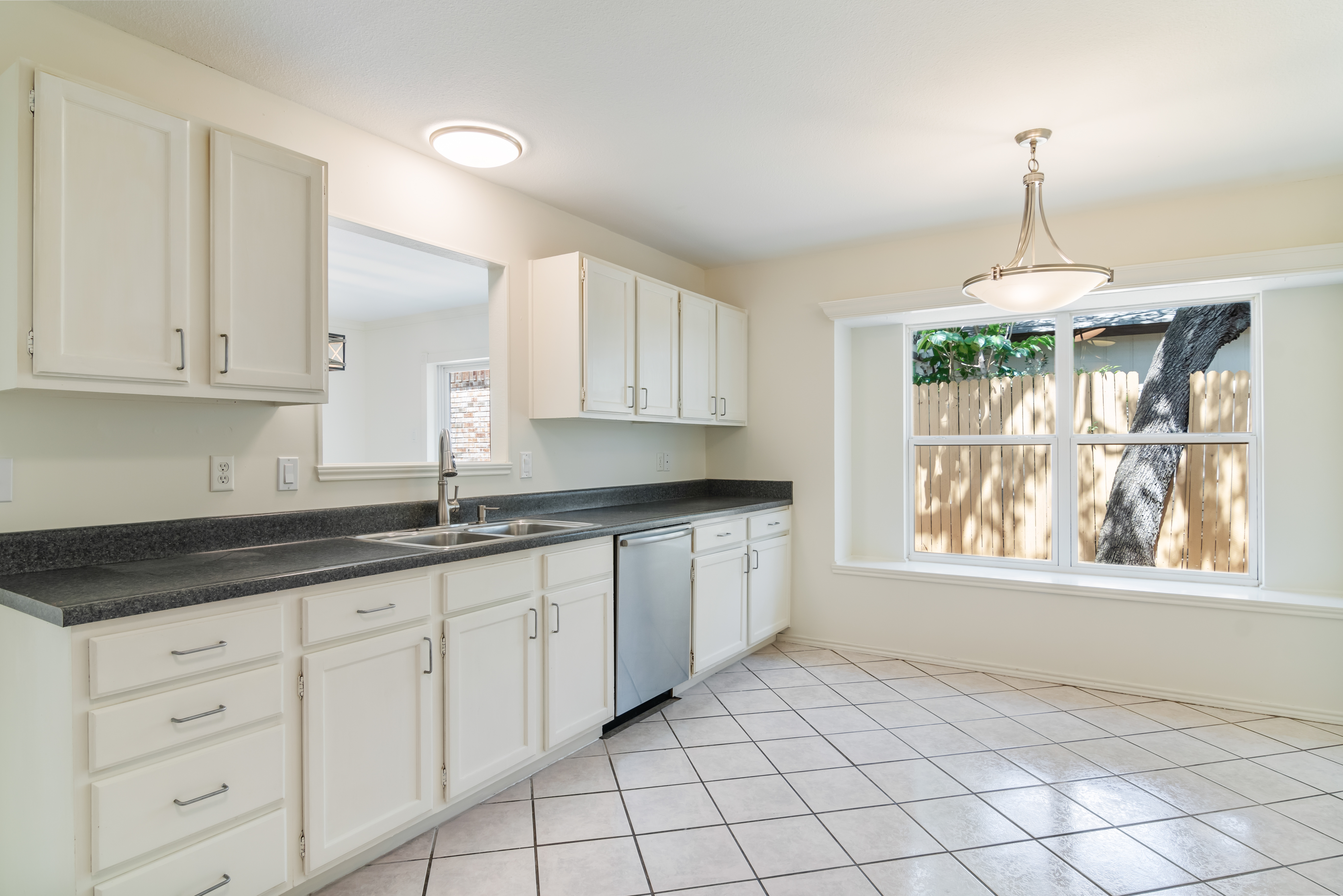 Spacious Woodridge Gem with Fireplace - 物件實景