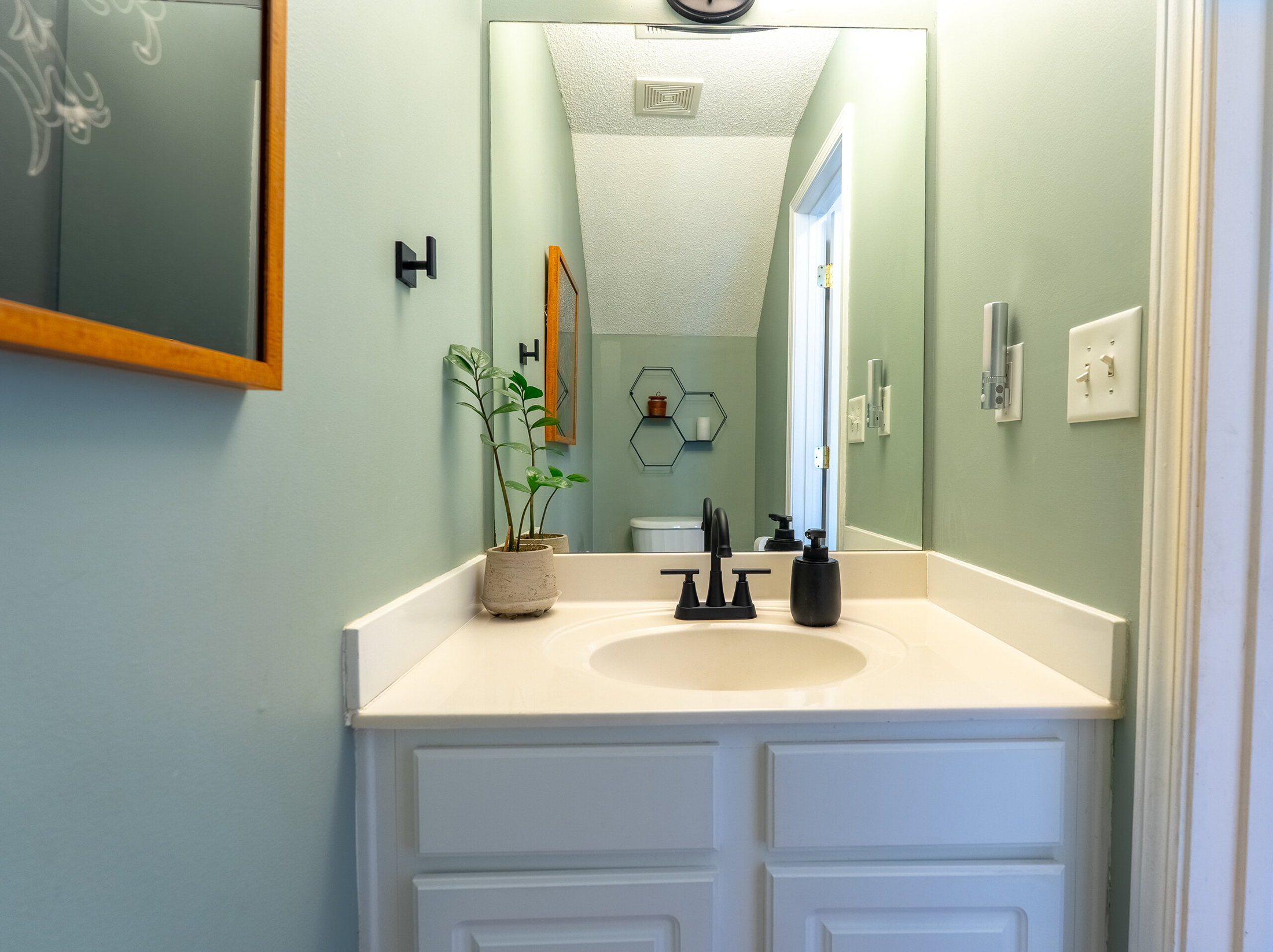  Beautifully Updated Townhome in Desirable Windward/Deerfield Area of Alpharetta - 物件實景