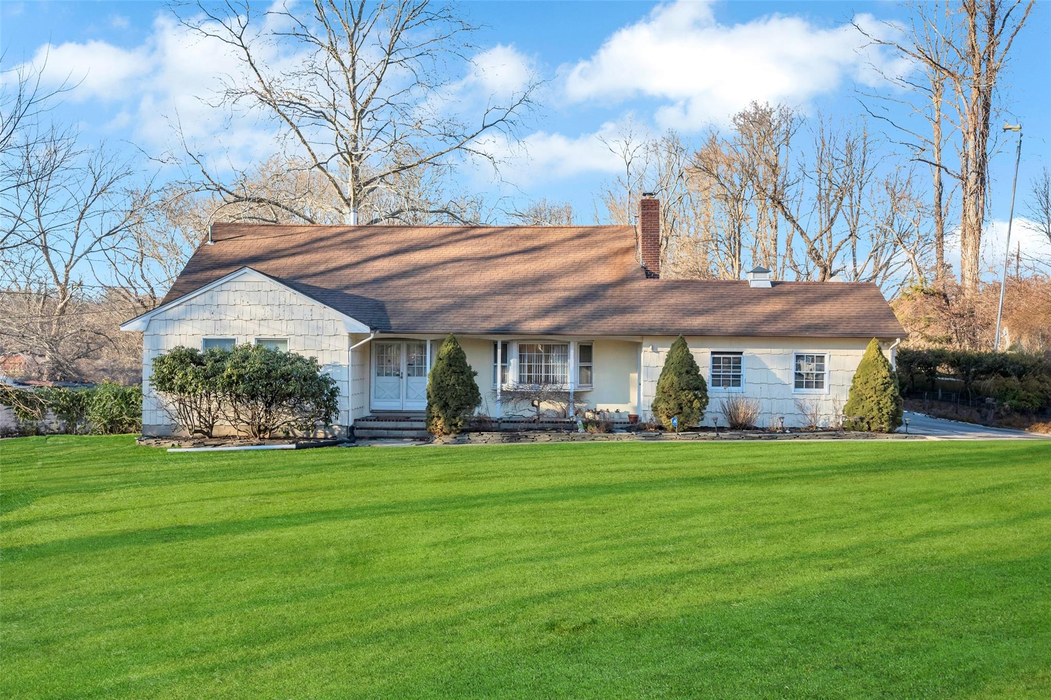 Hauppauge, New York, 11788, United States, 4 Bedrooms Bedrooms, ,2 BathroomsBathrooms,Residential,For Sale,1714342