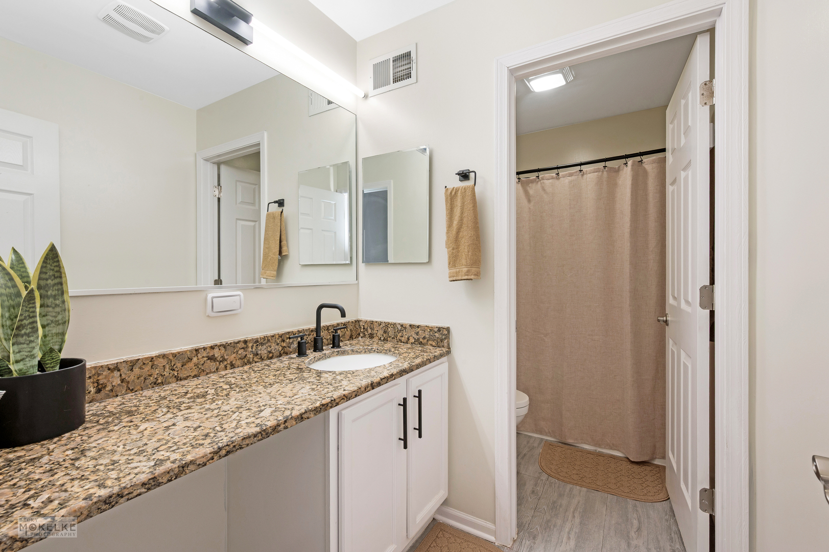 Montgomery, Illinois, 60538, United States, 5 Bedrooms Bedrooms, ,4 BathroomsBathrooms,Residential,For Sale,1925082