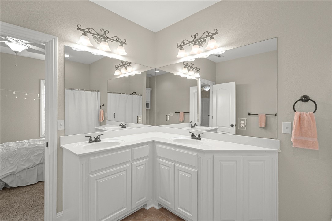 Rogers, Arkansas, 72758, United States, 5 Bedrooms Bedrooms, ,5 BathroomsBathrooms,Residential,For Sale,1902626