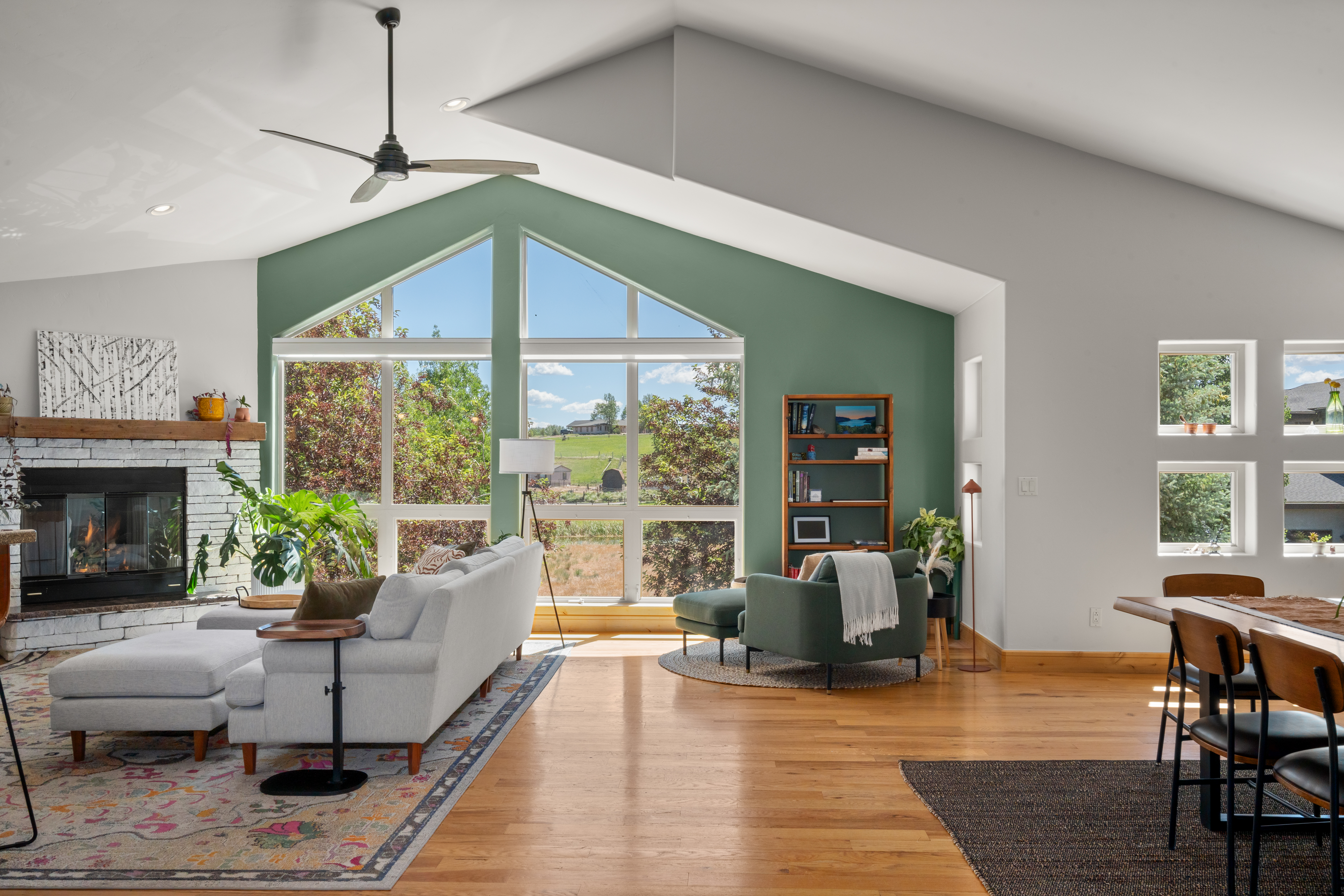  Inviting Home Features Soaring Vaulted Ceilings, Expansive Windows~ - 物件實景