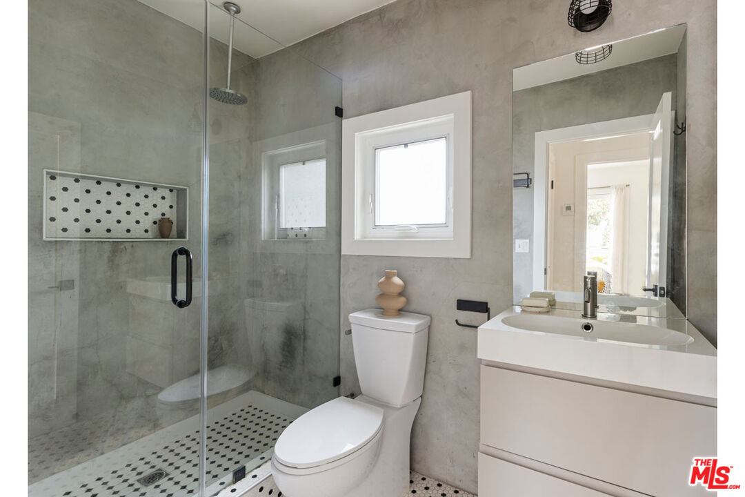 Los Angeles, California, 90042, United States, 1 Bedroom Bedrooms, ,2 BathroomsBathrooms,Residential,For Sale,1828163