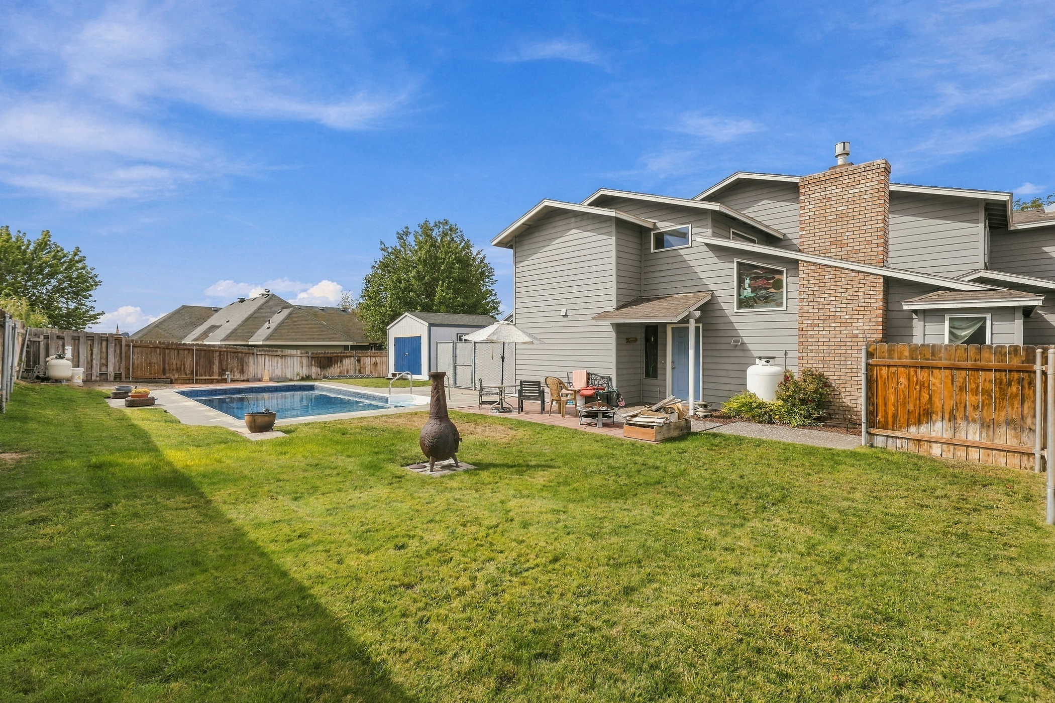  Spacious home plus pool - 物件實景