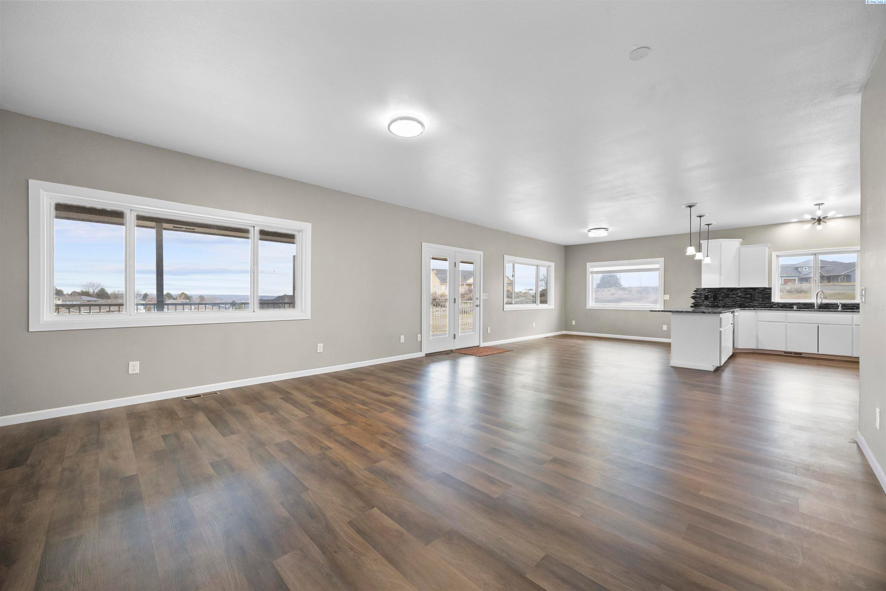 West Richland, Washington, 99353, United States, 5 Bedrooms Bedrooms, ,3 BathroomsBathrooms,Residential,For Sale,2020893