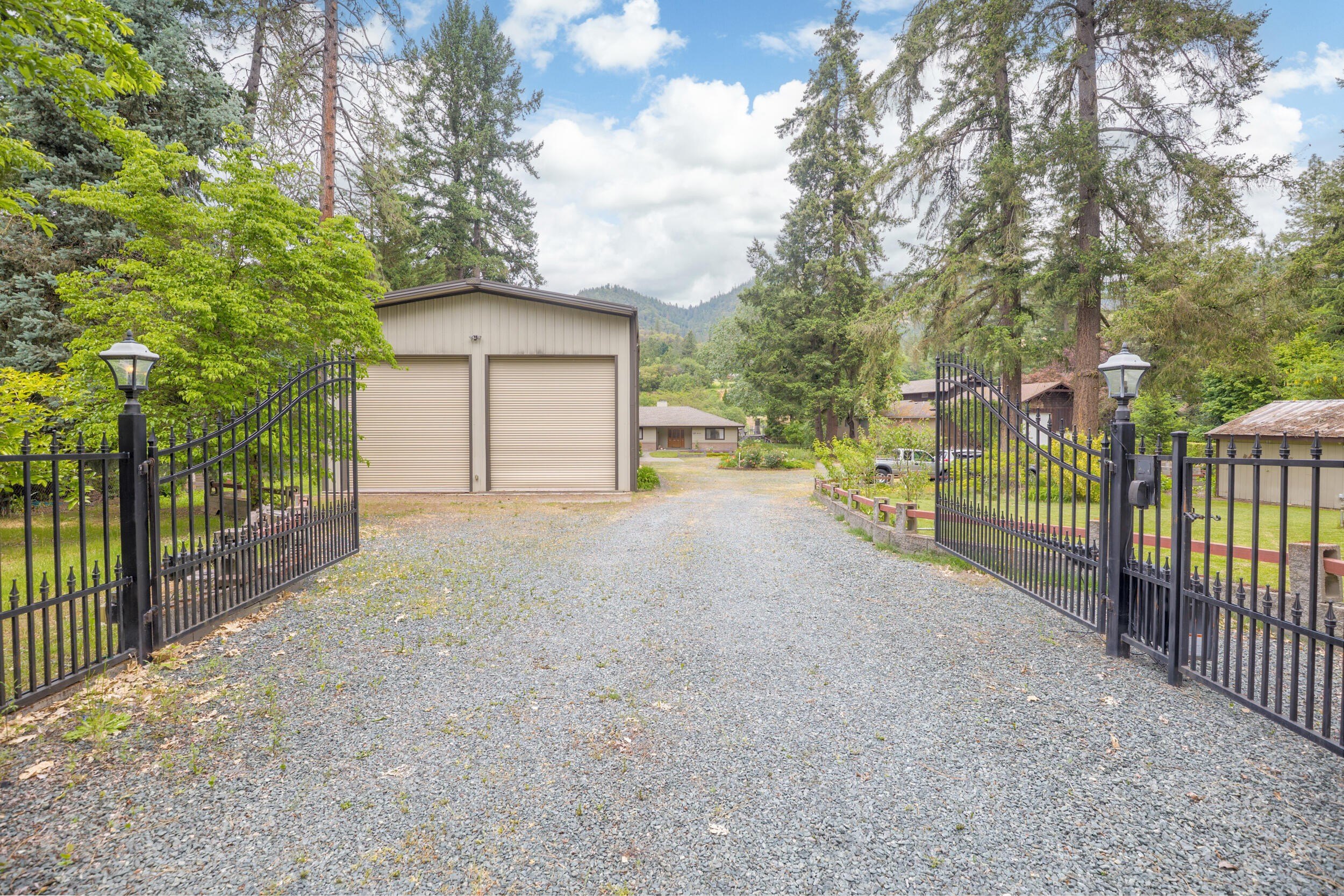 Grants Pass, Oregon, 97527, United States, 3 Bedrooms Bedrooms, ,3 BathroomsBathrooms,Residential,For Sale,1822817