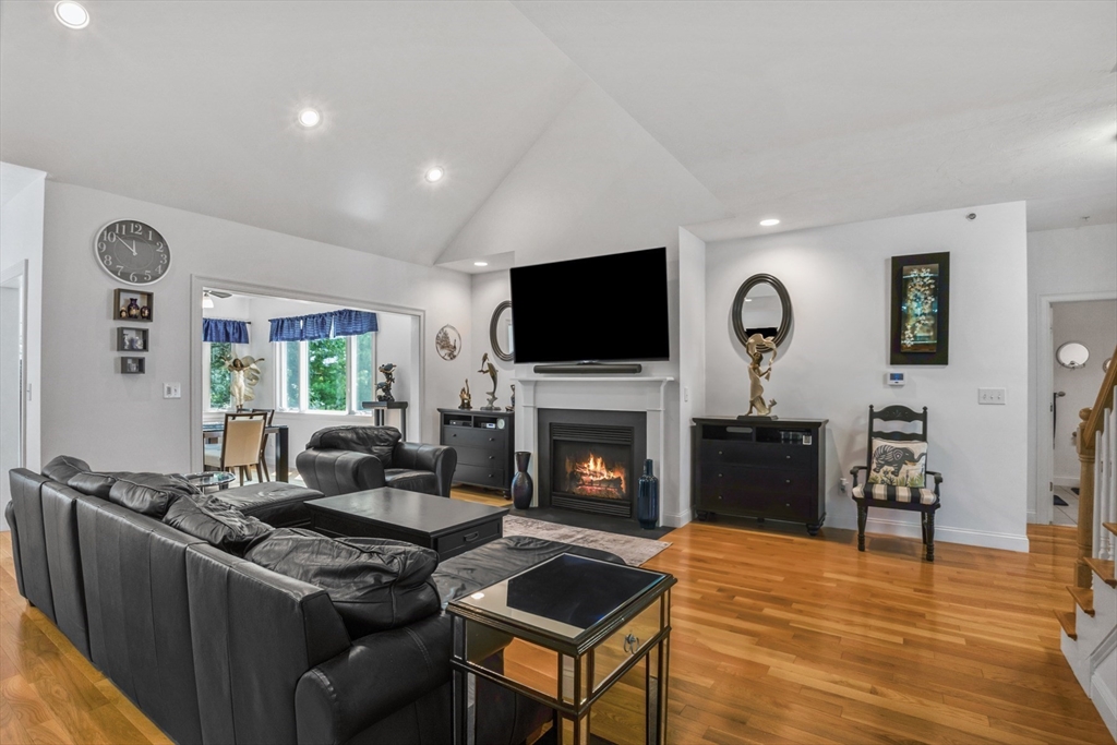 Westford, Massachusetts, 01886, United States, 3 Bedrooms Bedrooms, ,4 BathroomsBathrooms,Residential,For Sale,1981714