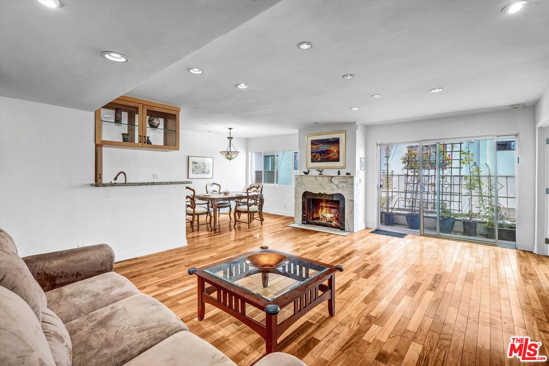 Los Angeles, California, 90035, United States, 1 Bedroom Bedrooms, ,2 BathroomsBathrooms,Residential,For Sale,1918607