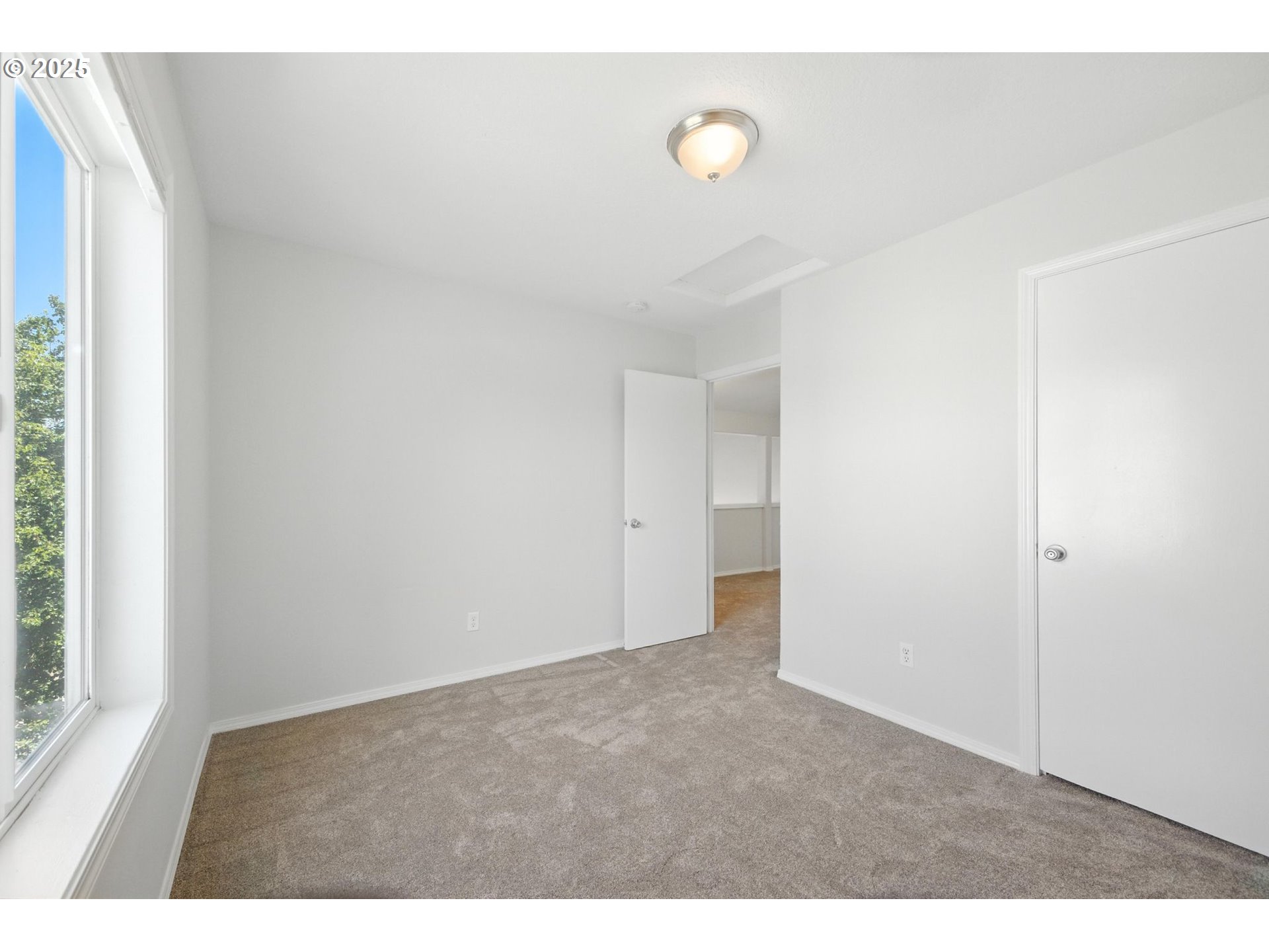 Portland, Oregon, 97266, United States, ,Residential,For Sale,1865465