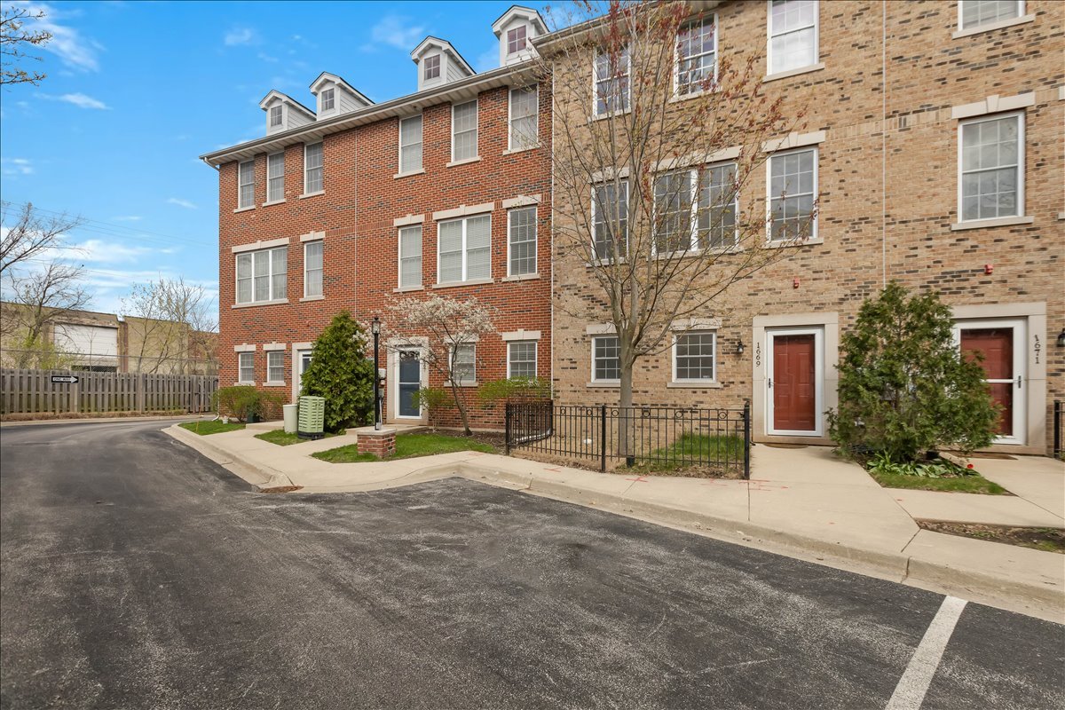 Evanston, Illinois, 60201, United States, 4 Bedrooms Bedrooms, ,3 BathroomsBathrooms,Residential,For Sale,1981115