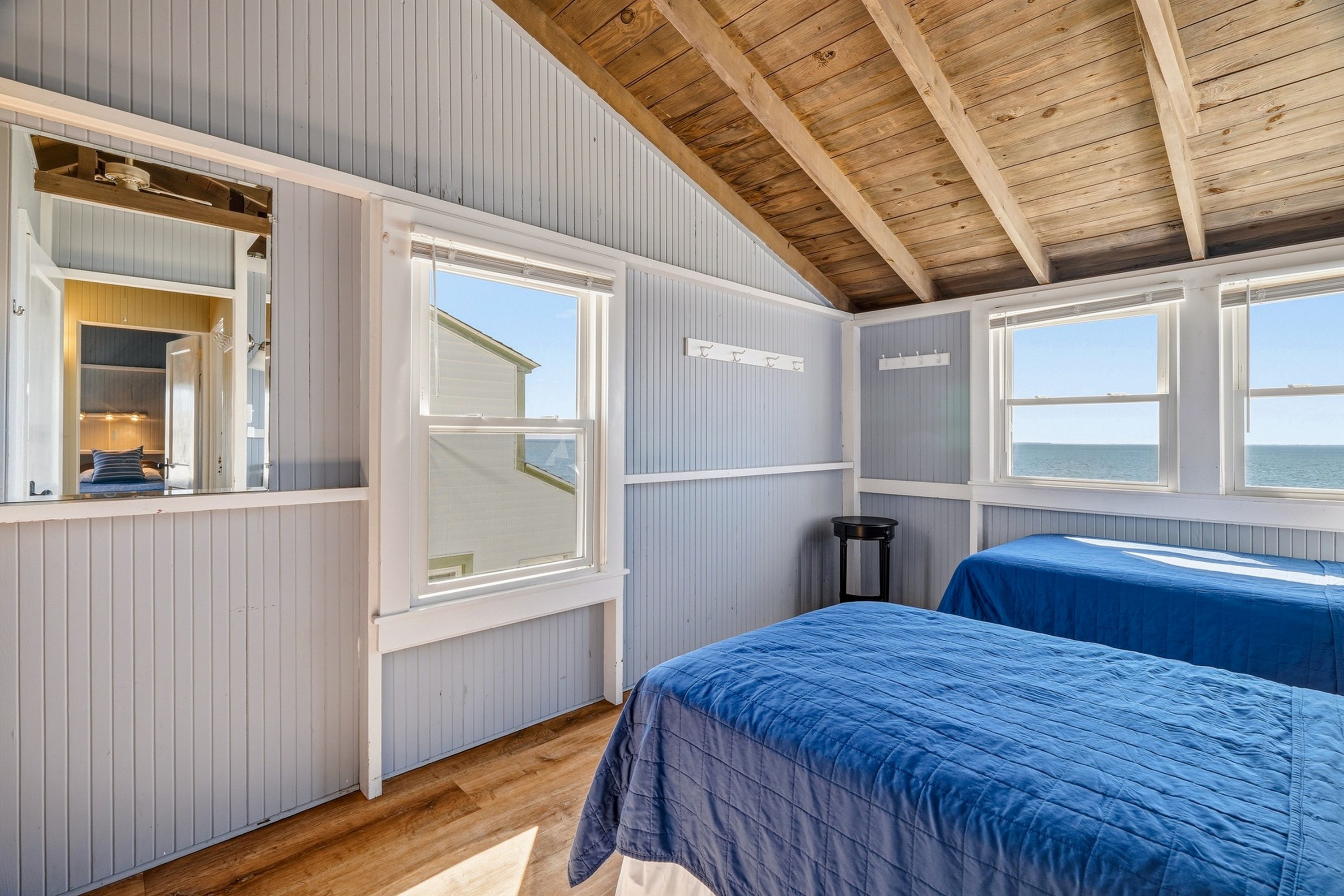  Charming Direct Waterfront Beach Cottage at Hawk