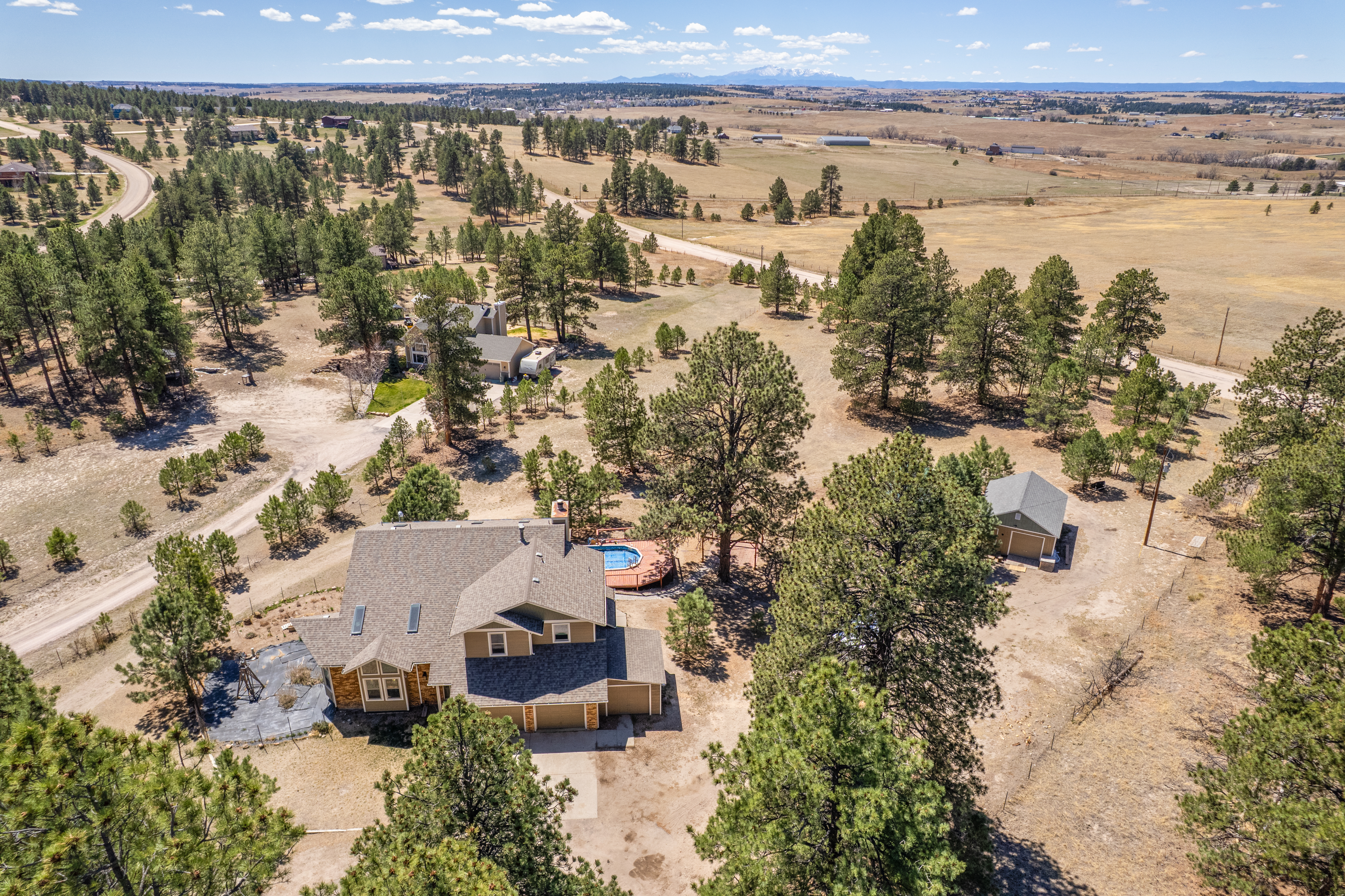  Set behind a gated entry on two and a half wooded acres - 物件實景