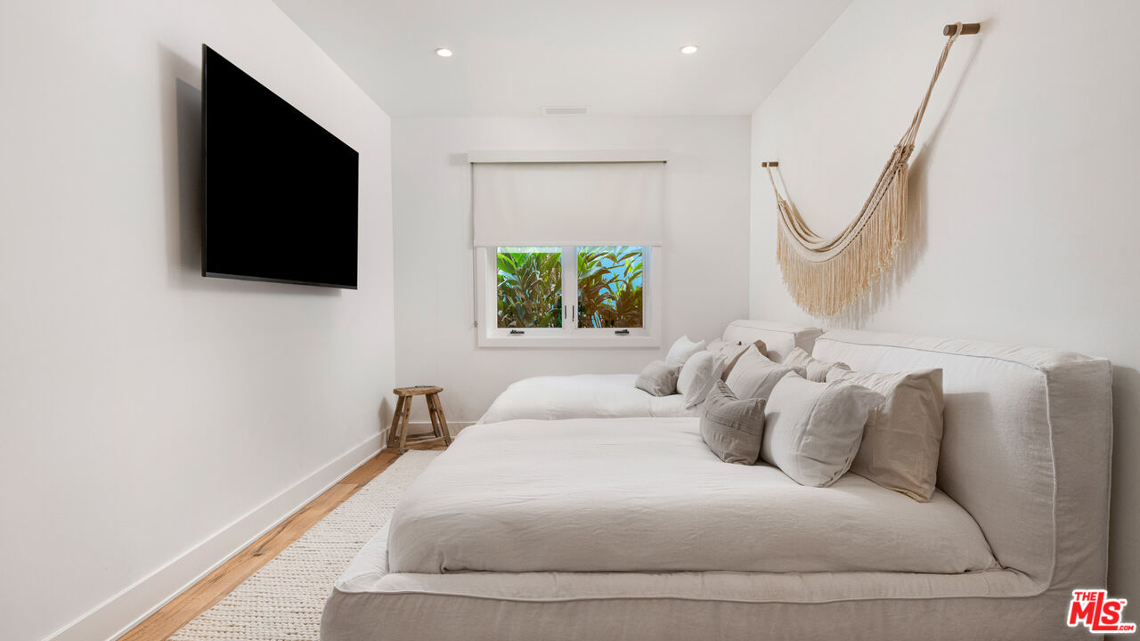 Malibu, California, 90265, United States, 4 Bedrooms Bedrooms, ,5 BathroomsBathrooms,Residential,For Sale,1897741