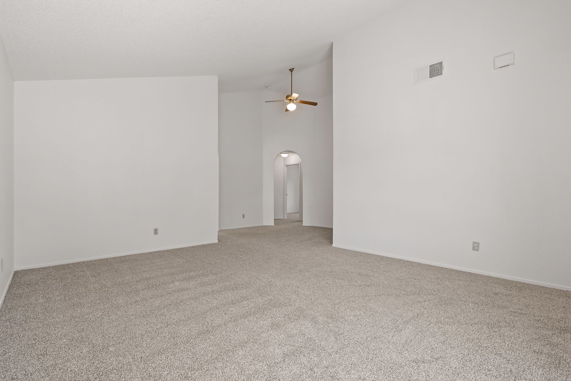  Single-level living + M Section location + owned solar + move-in ready - 物件實景