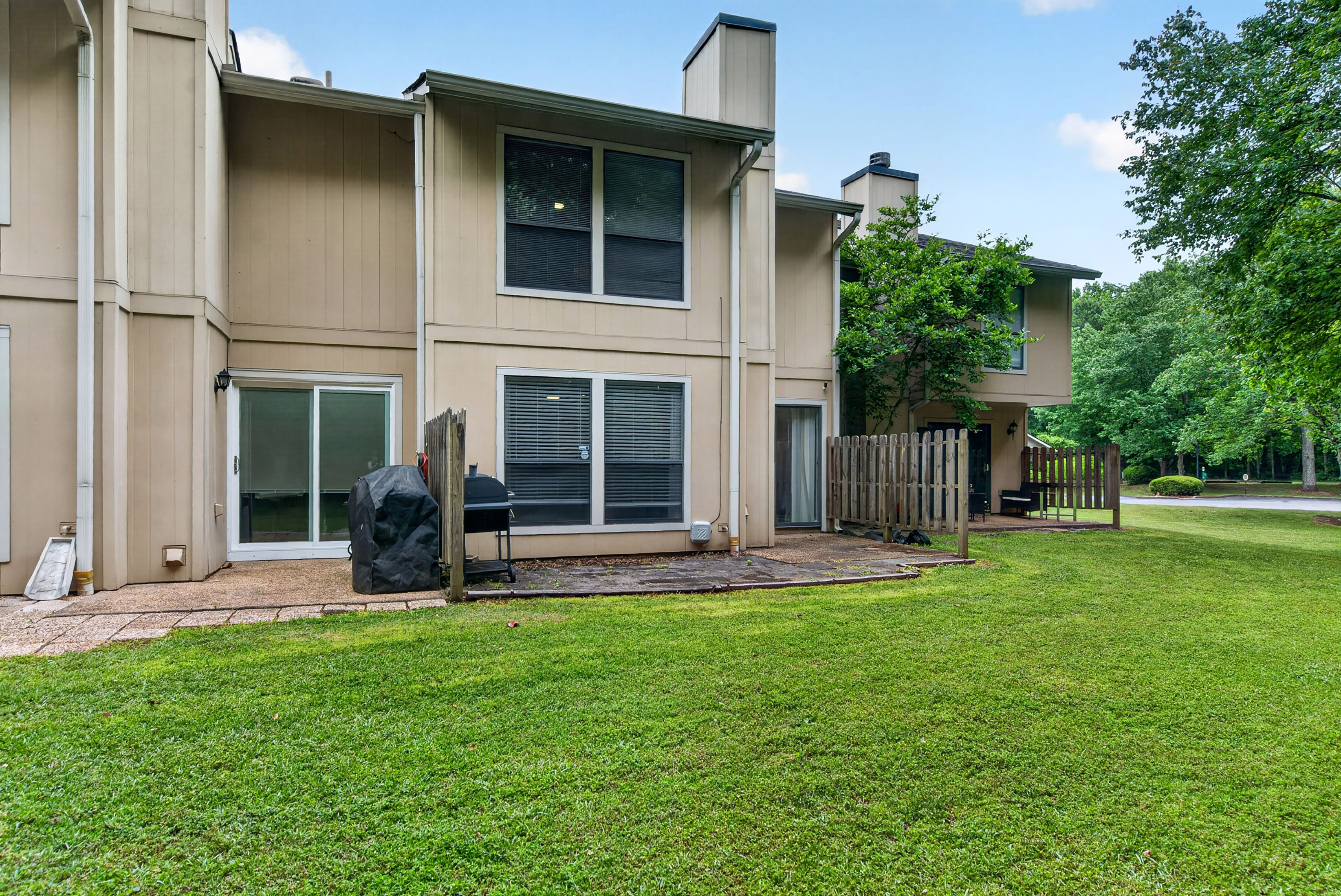  Townhouse-style Condo Offers Solid Value and Strong Upside Potential - 物件實景