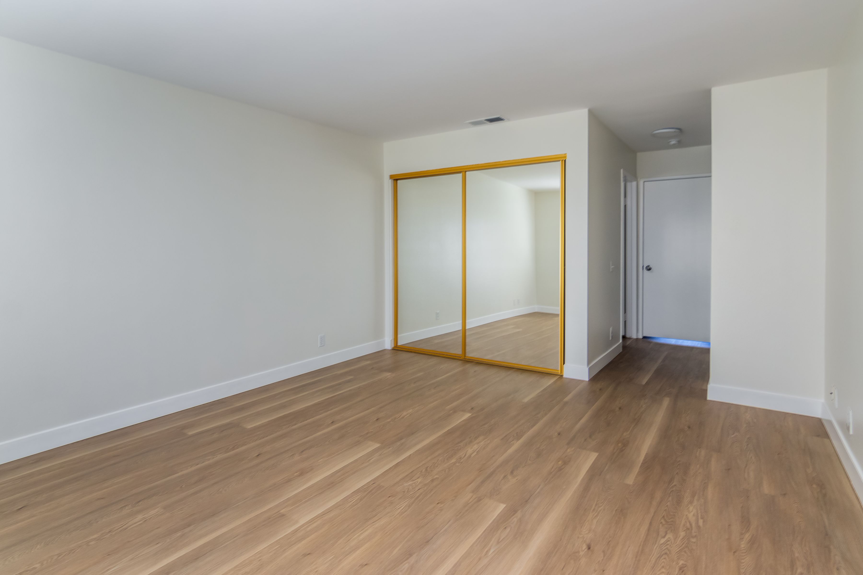  Newly Remodeled Corner Unit - 物件實景
