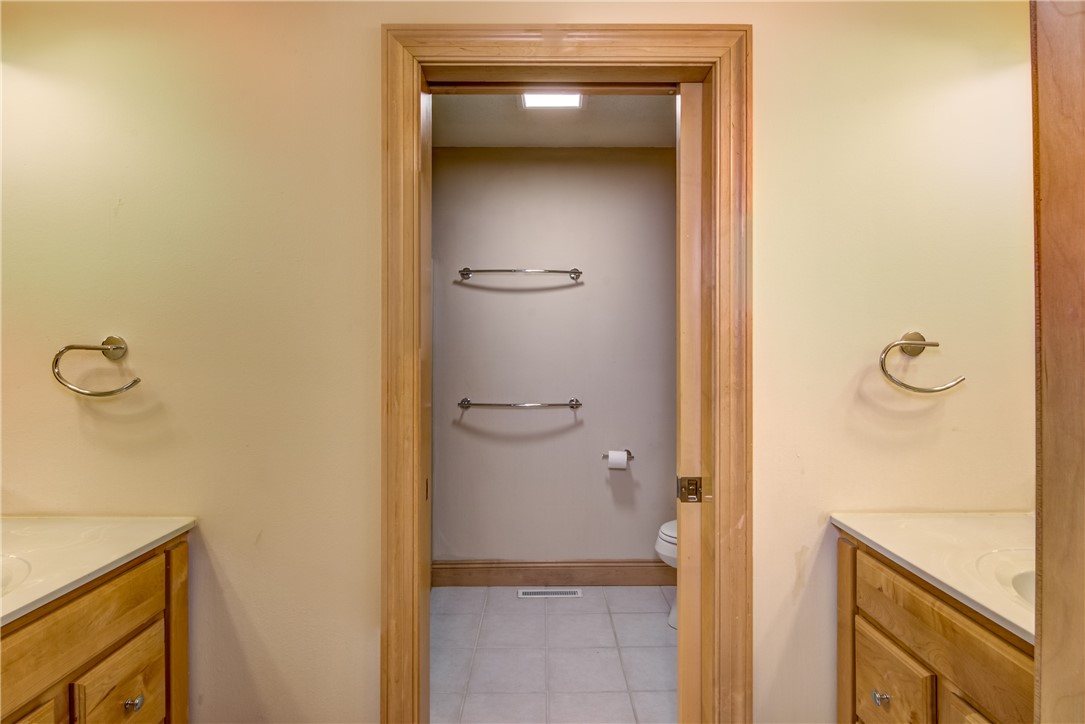 Eau Claire, Wisconsin, 54701, United States, 5 Bedrooms Bedrooms, ,4 BathroomsBathrooms,Residential,For Sale,1976179