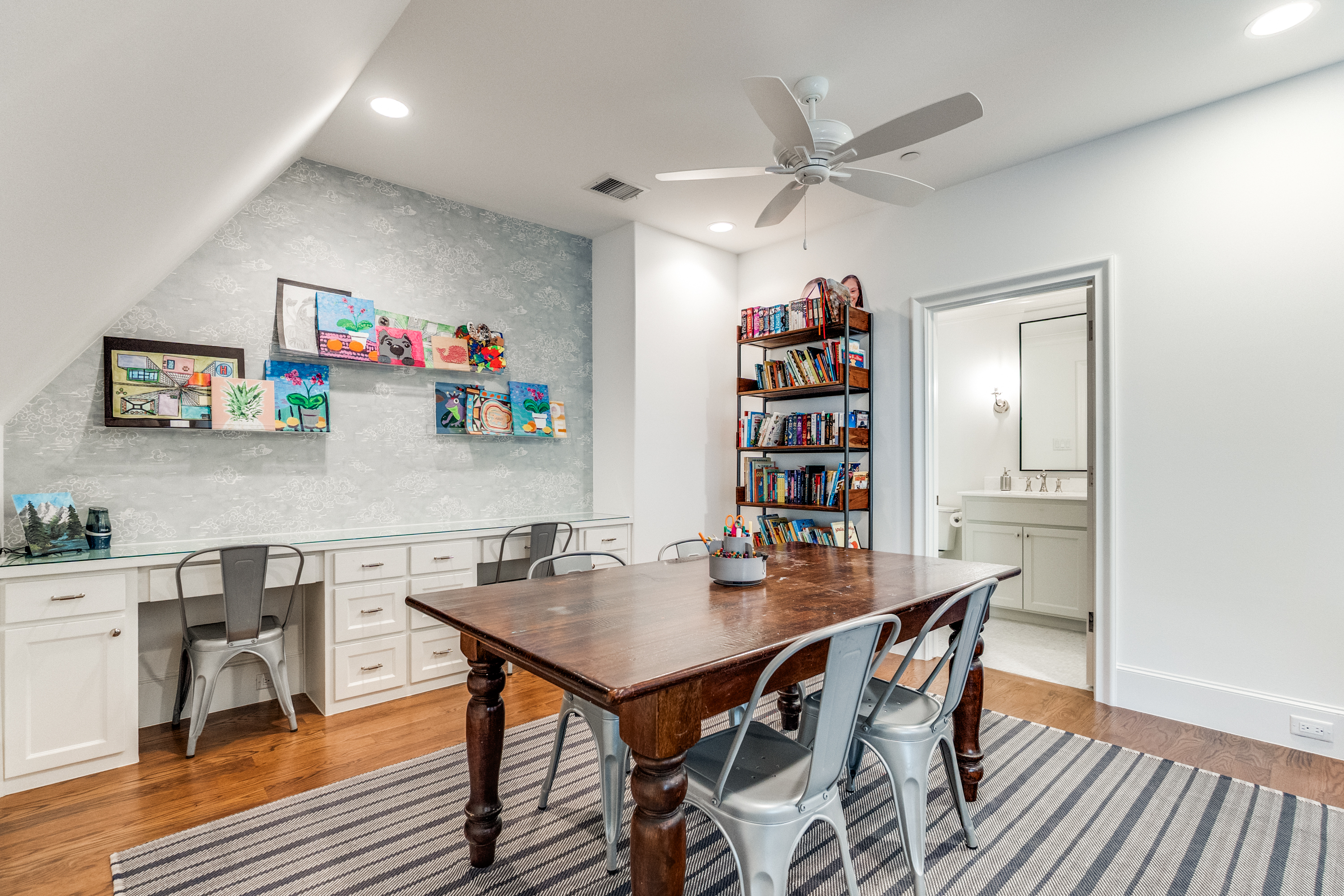  Timeless Home With Designer Finishes Located in University Park - 物件實景