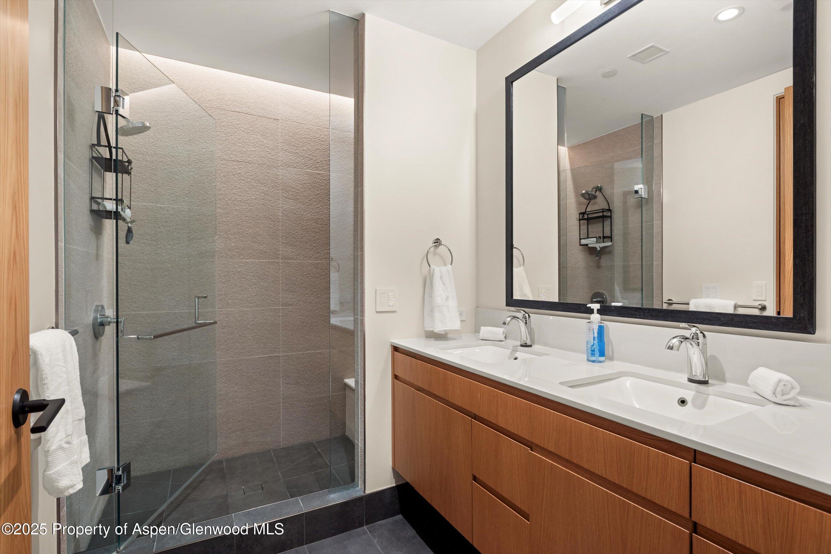 Snowmass Village, Colorado, 81615, United States, 3 Bedrooms Bedrooms, ,3 BathroomsBathrooms,Residential,For Sale,1997105