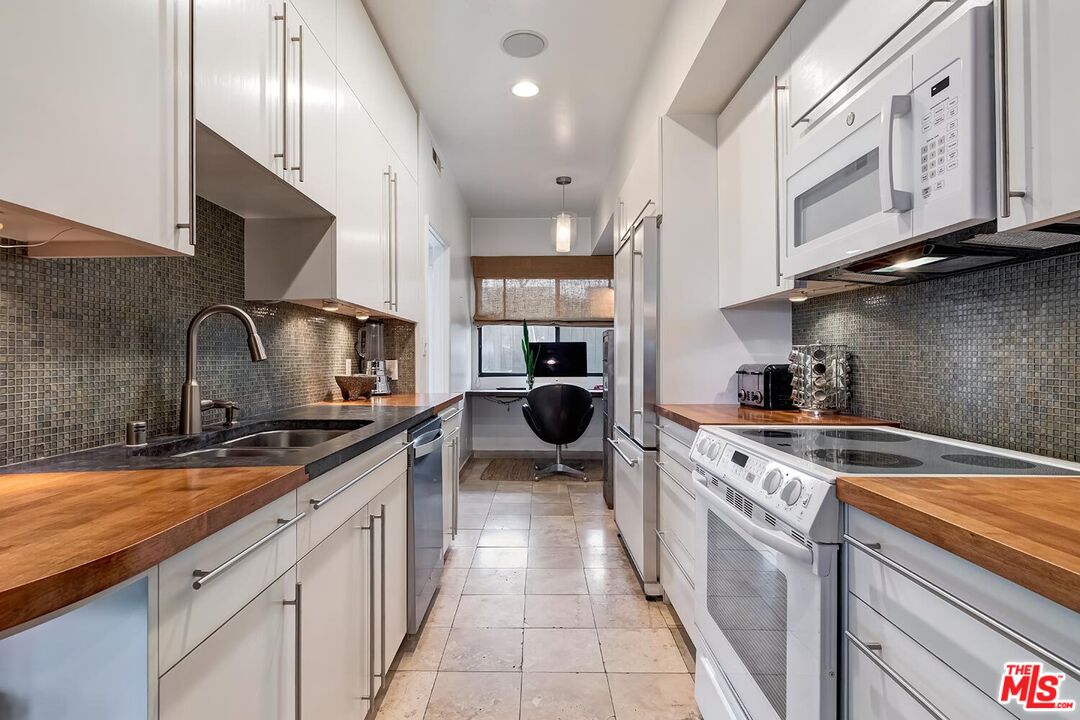 West Hollywood, California, 90069, United States, 2 Bedrooms Bedrooms, ,2 BathroomsBathrooms,Residential,For Sale,1819033