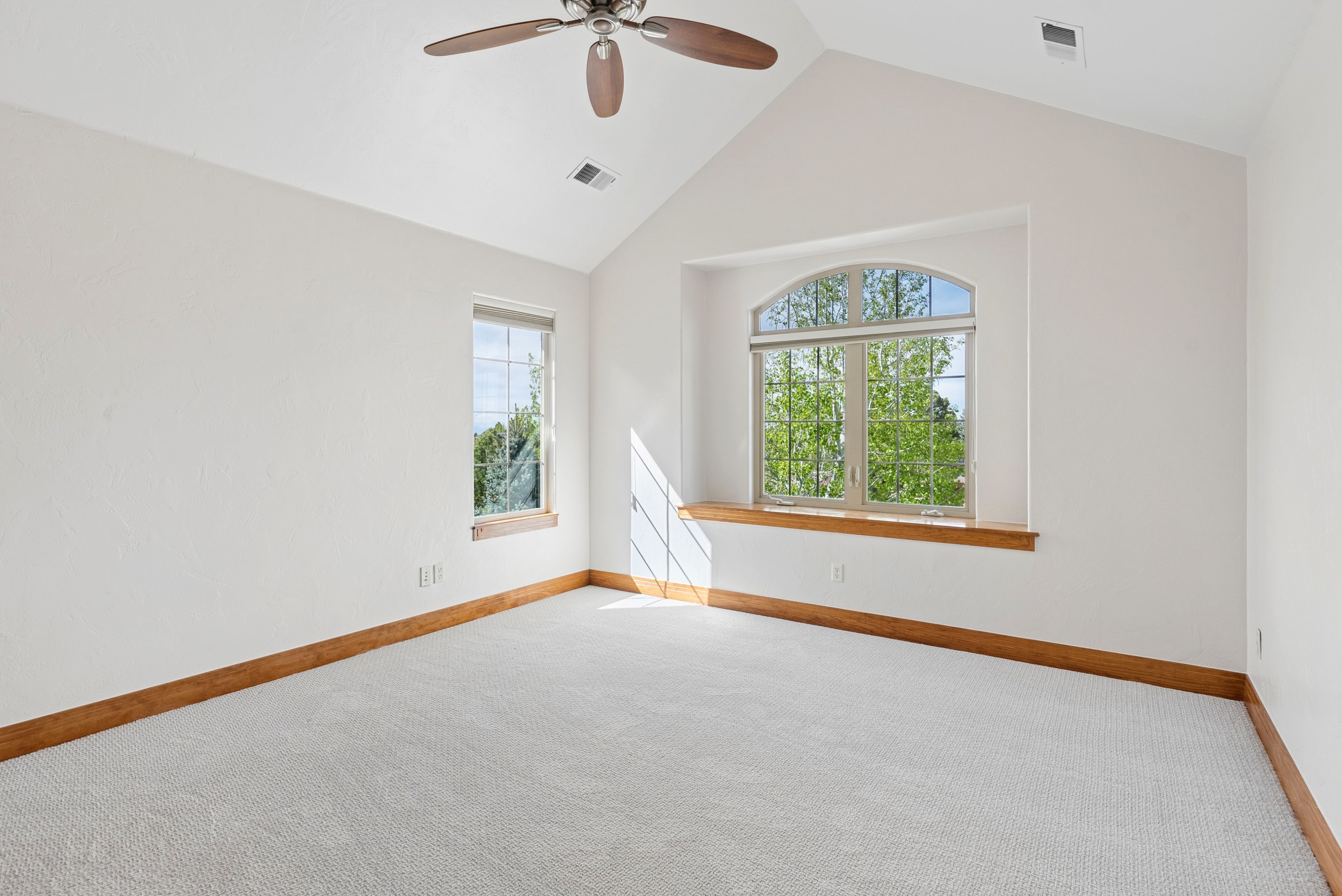  Set high on a hill in The Timbers and backing to open space - 物件實景