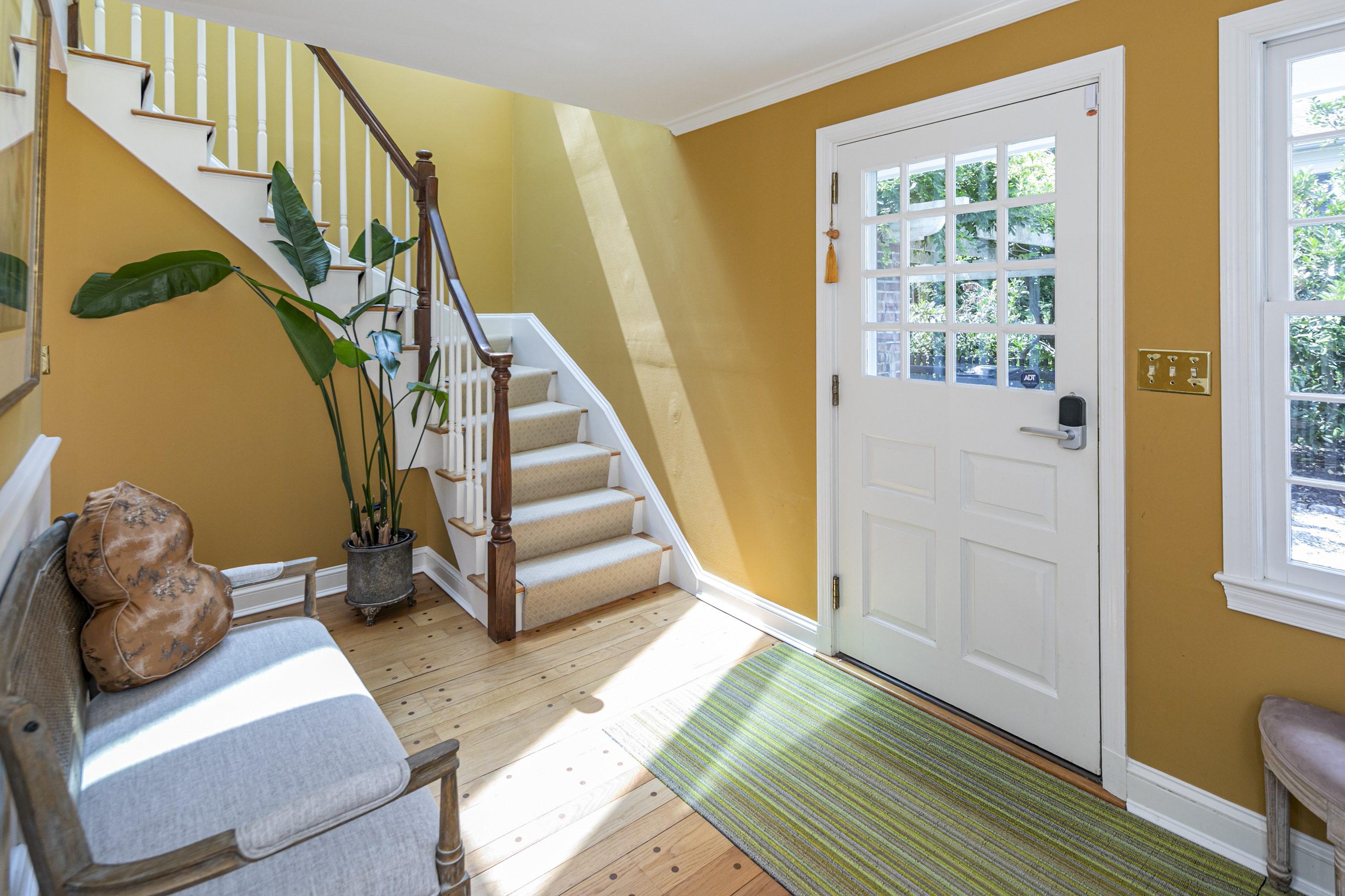  a gated western section home where  european gardens meet storybook style - 物件實景
