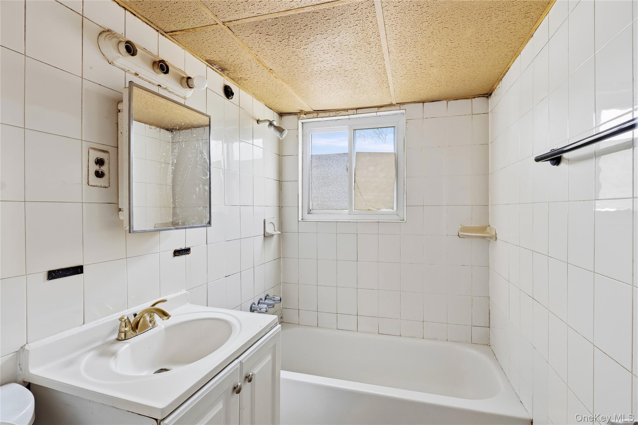 Selden, New York, 11784, United States, 5 Bedrooms Bedrooms, ,2 BathroomsBathrooms,Residential,For Sale,2049054
