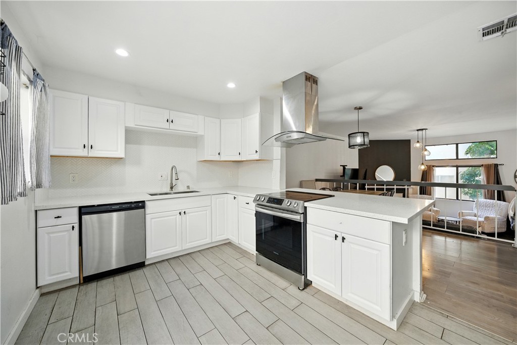 Van Nuys, California, 91405, United States, 3 Bedrooms Bedrooms, ,2 BathroomsBathrooms,Residential,For Sale,1927818
