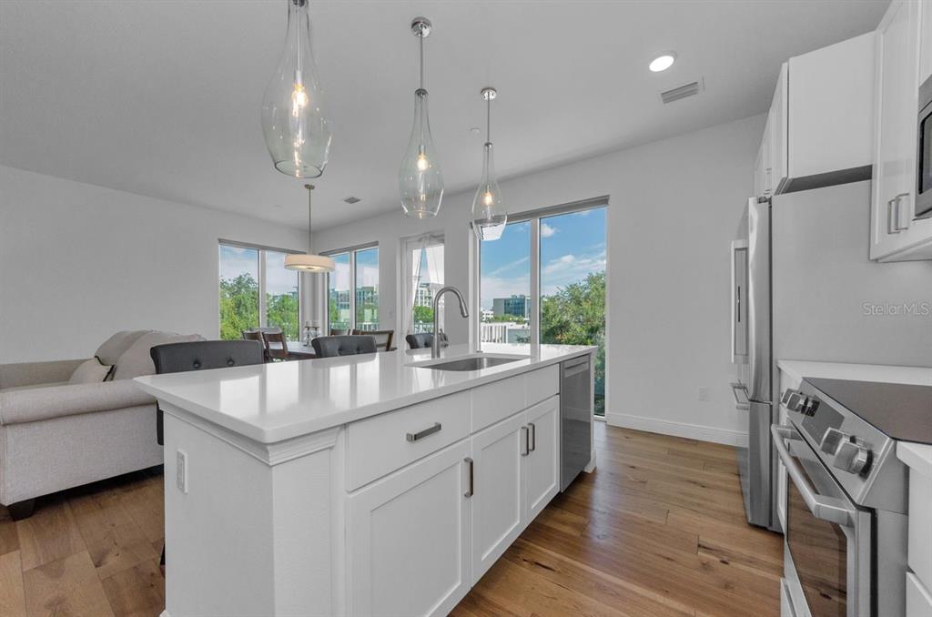 St Petersburg, Florida, 33701, United States, 3 Bedrooms Bedrooms, ,3 BathroomsBathrooms,Residential,For Sale,1885296