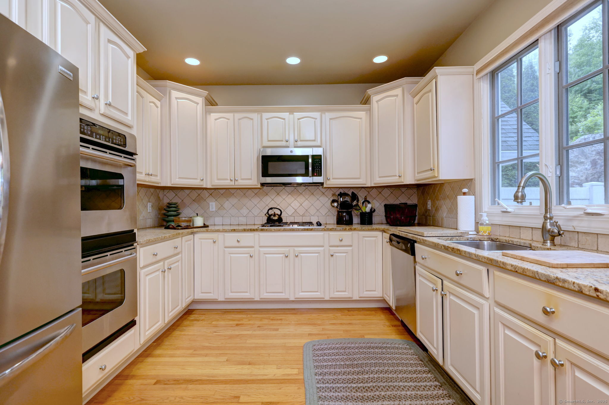 Shelton, Connecticut, 06484, United States, 2 Bedrooms Bedrooms, ,3 BathroomsBathrooms,Residential,For Sale,1933368