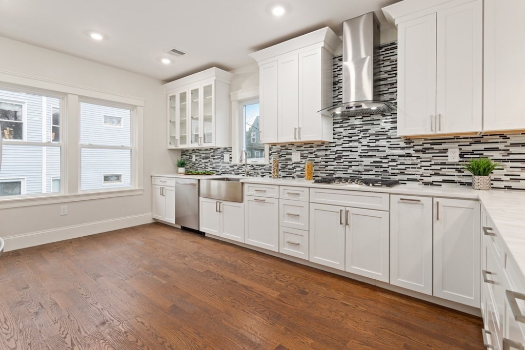 Somerville, Massachusetts, 02144, United States, 2 Bedrooms Bedrooms, ,2 BathroomsBathrooms,Residential,For Sale,1921483