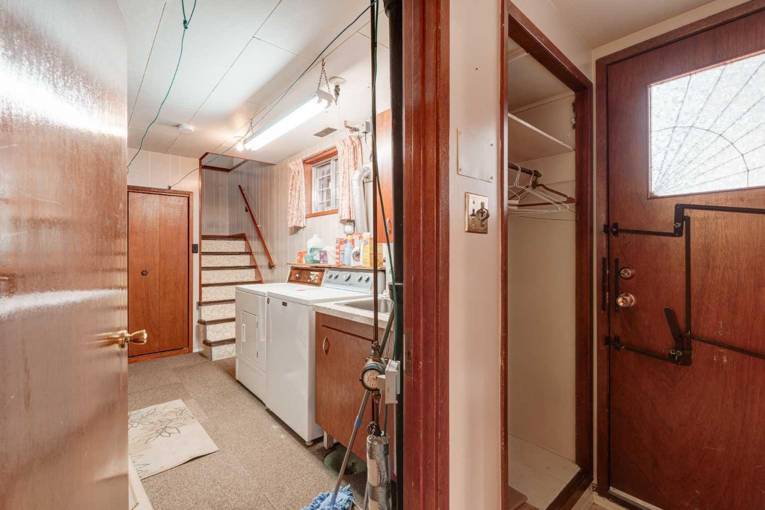 CALGARY, Alberta, T3E 2S7, CA, 3 Bedrooms Bedrooms, ,2 BathroomsBathrooms,Residential,For Sale,1896570