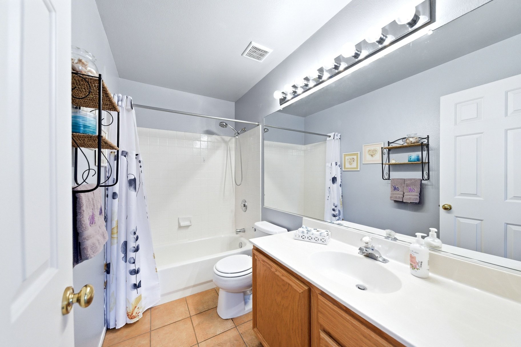  Turnkey Living with High Ceilings & Upgrades Throughout - 物件實景