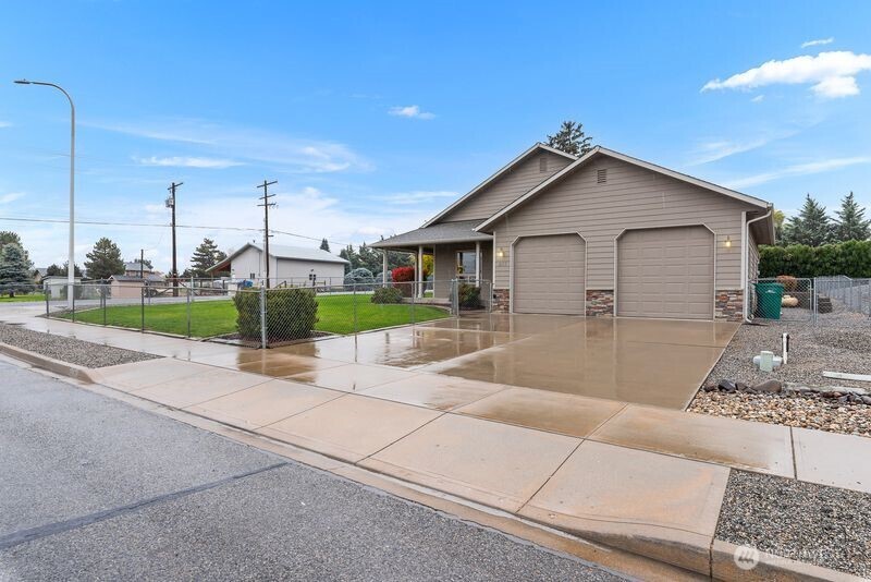 Wenatchee, Washington, 98801, United States, 3 Bedrooms Bedrooms, ,1 BathroomBathrooms,Residential,For Sale,1989040