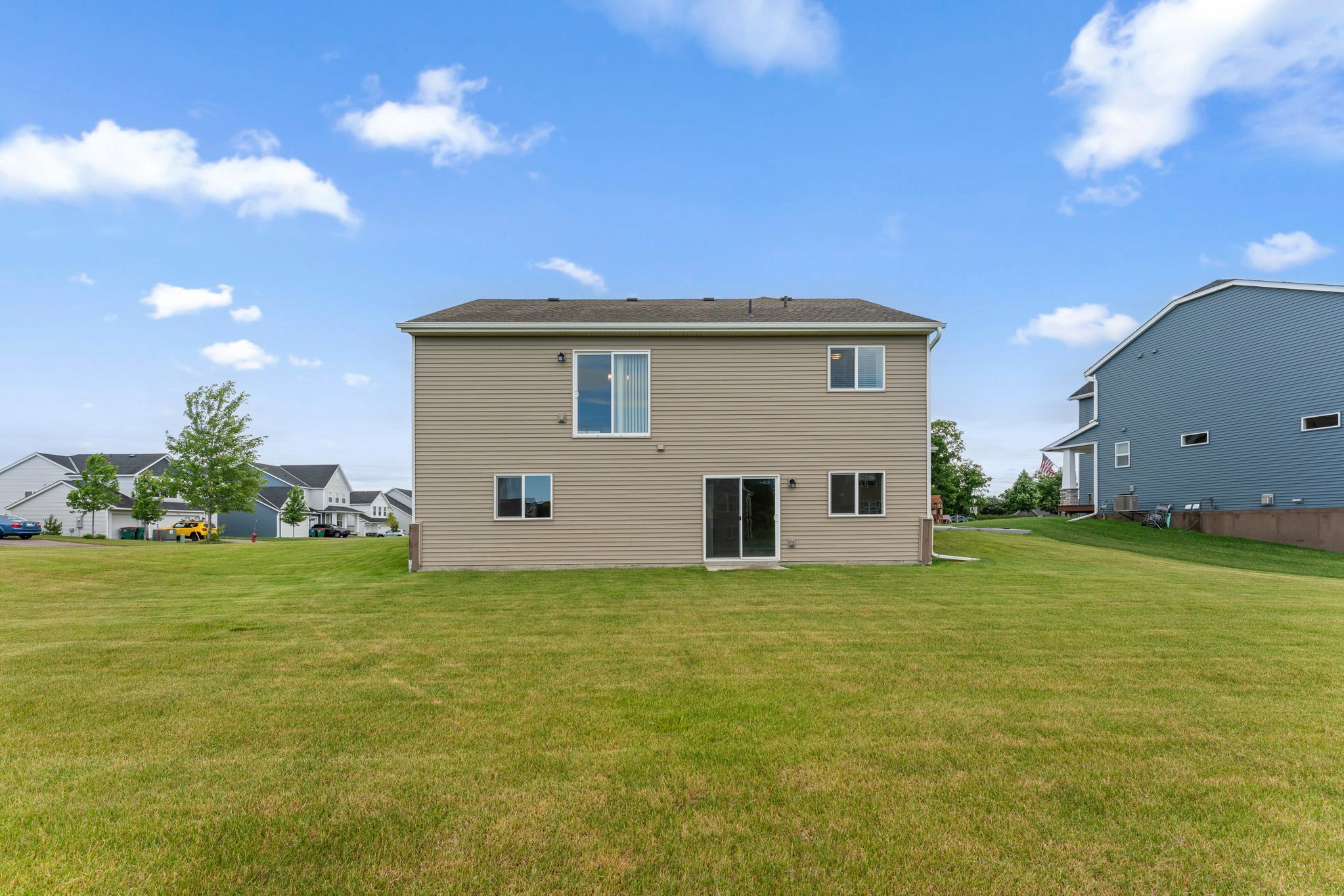  Spacious Walkout Living on a Prime Corner Lot - 物件實景