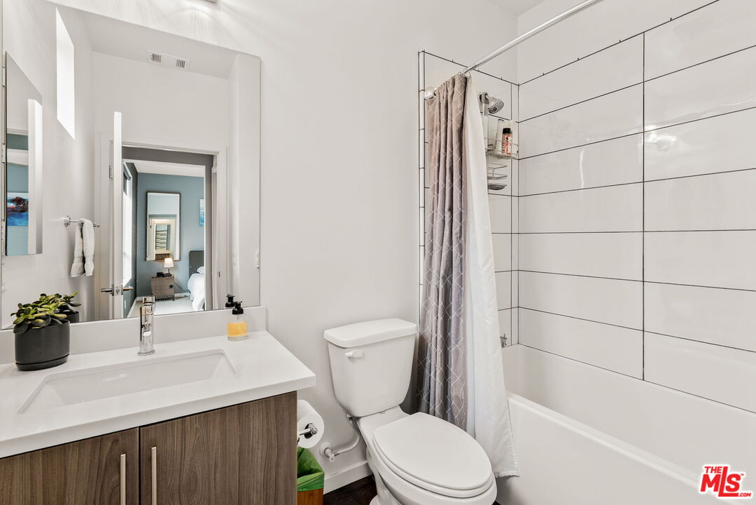 Los Angeles, California, 90026, United States, 3 Bedrooms Bedrooms, ,4 BathroomsBathrooms,Residential,For Sale,1829395