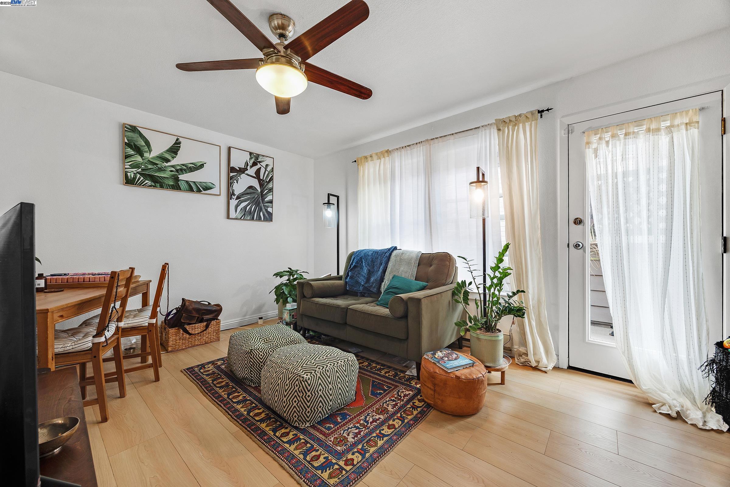 Emeryville, California, 94608, United States, 2 Bedrooms Bedrooms, ,1 BathroomBathrooms,Residential,For Sale,1907705