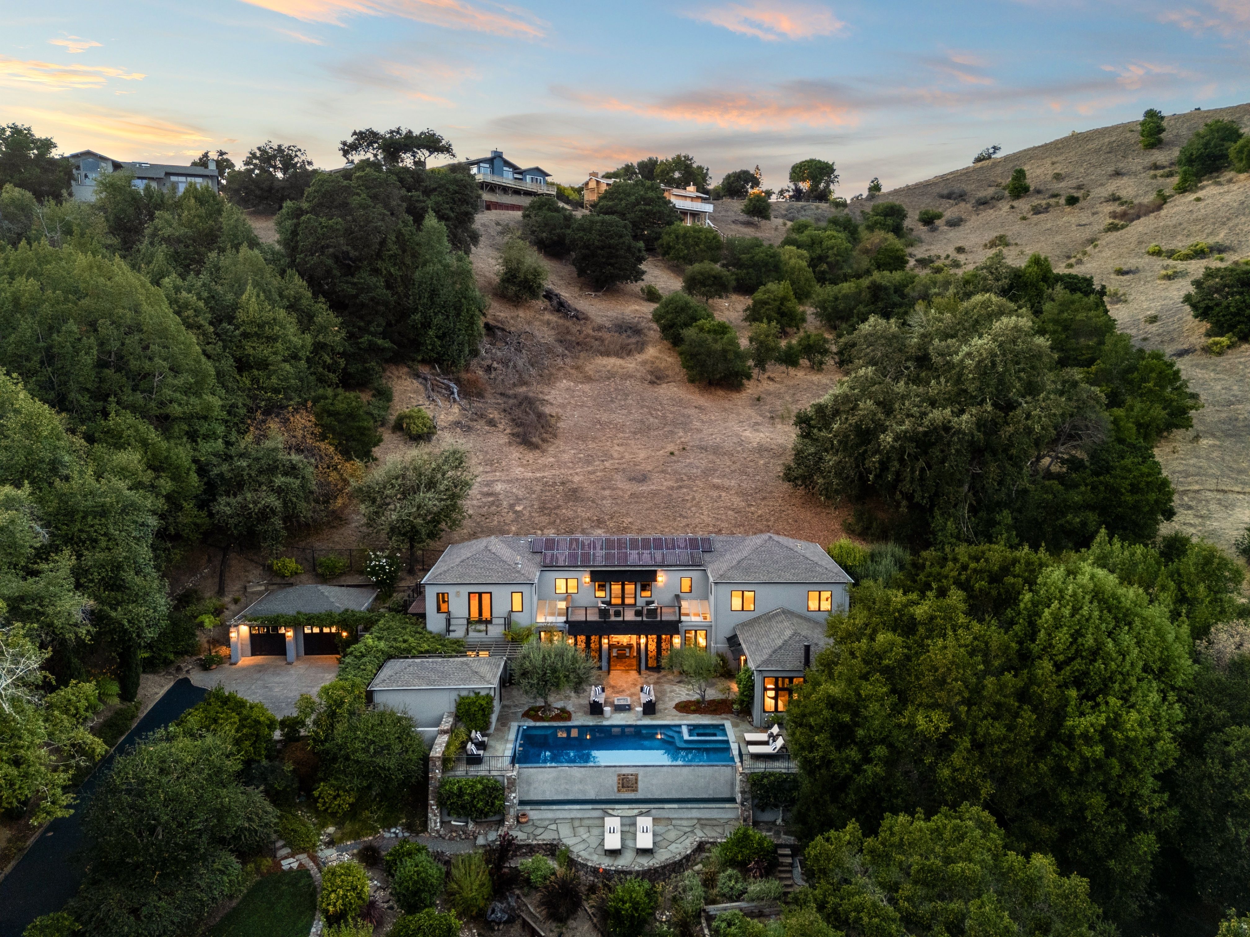  Resort Living in Sorich Park — Gated Mediterranean Estate With Pool and Views - 物件實景