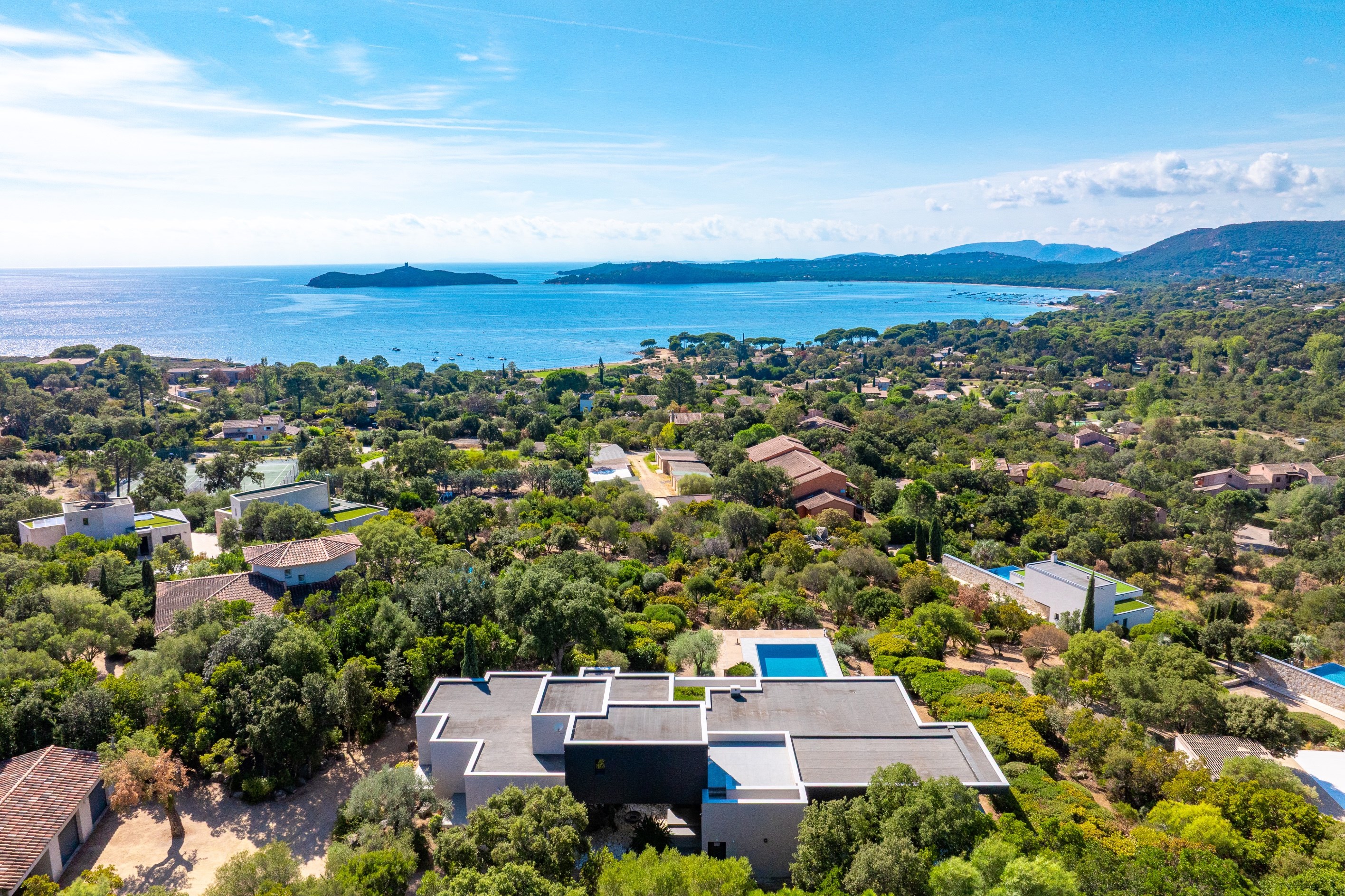  Contemporary 300 sqm villa with a mirror pool in Pinarello – 5 suites - 物件實景