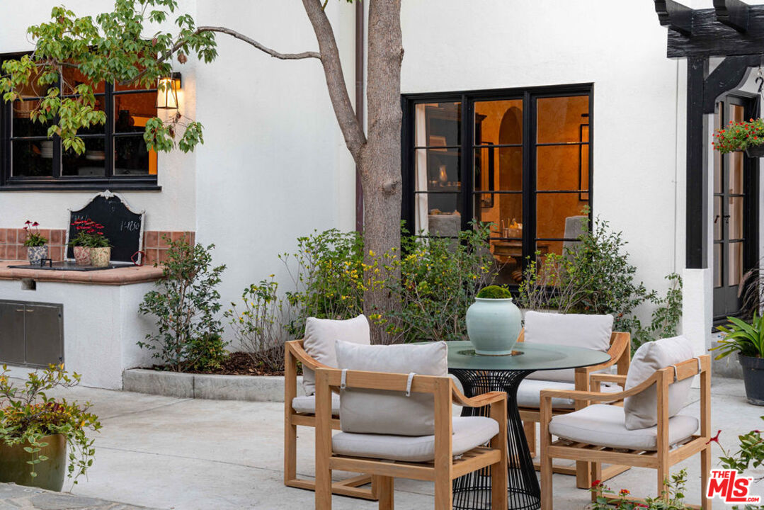 Los Angeles, California, 90004, United States, 4 Bedrooms Bedrooms, ,5 BathroomsBathrooms,Residential,For Sale,1989433