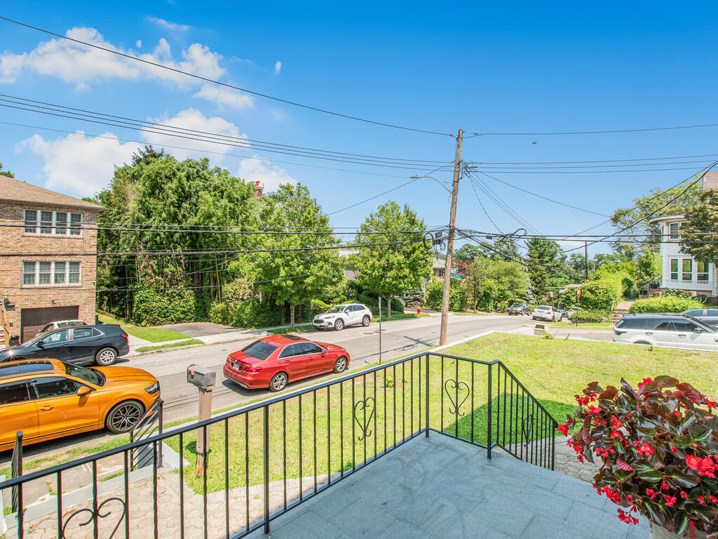 Yonkers, New York, 10701, United States, 6 Bedrooms Bedrooms, ,3 BathroomsBathrooms,Residential,For Sale,1904249
