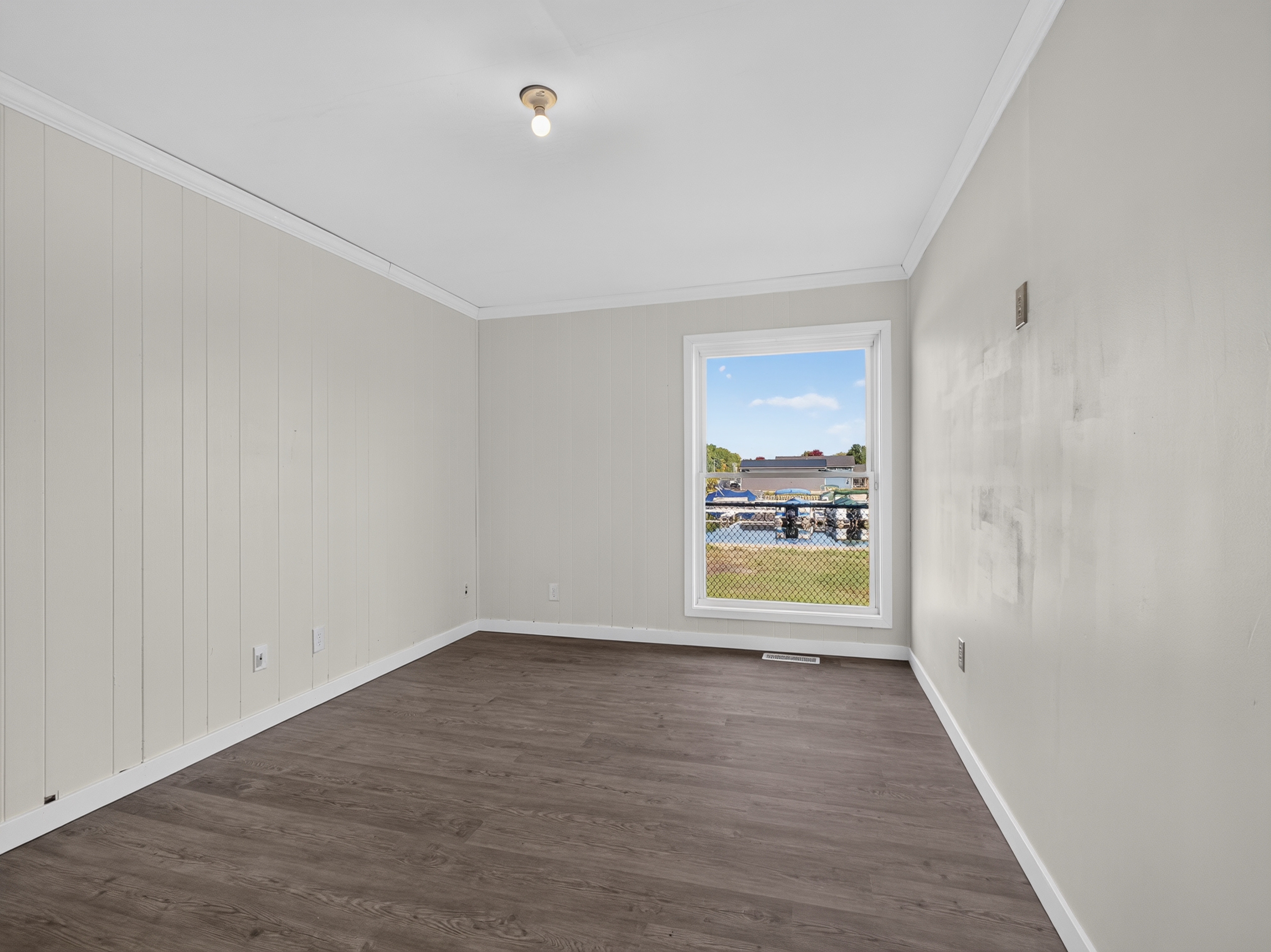  Beautifully Remodeled 4 Bedroom Home Featuring Lakefront Living - 物件實景