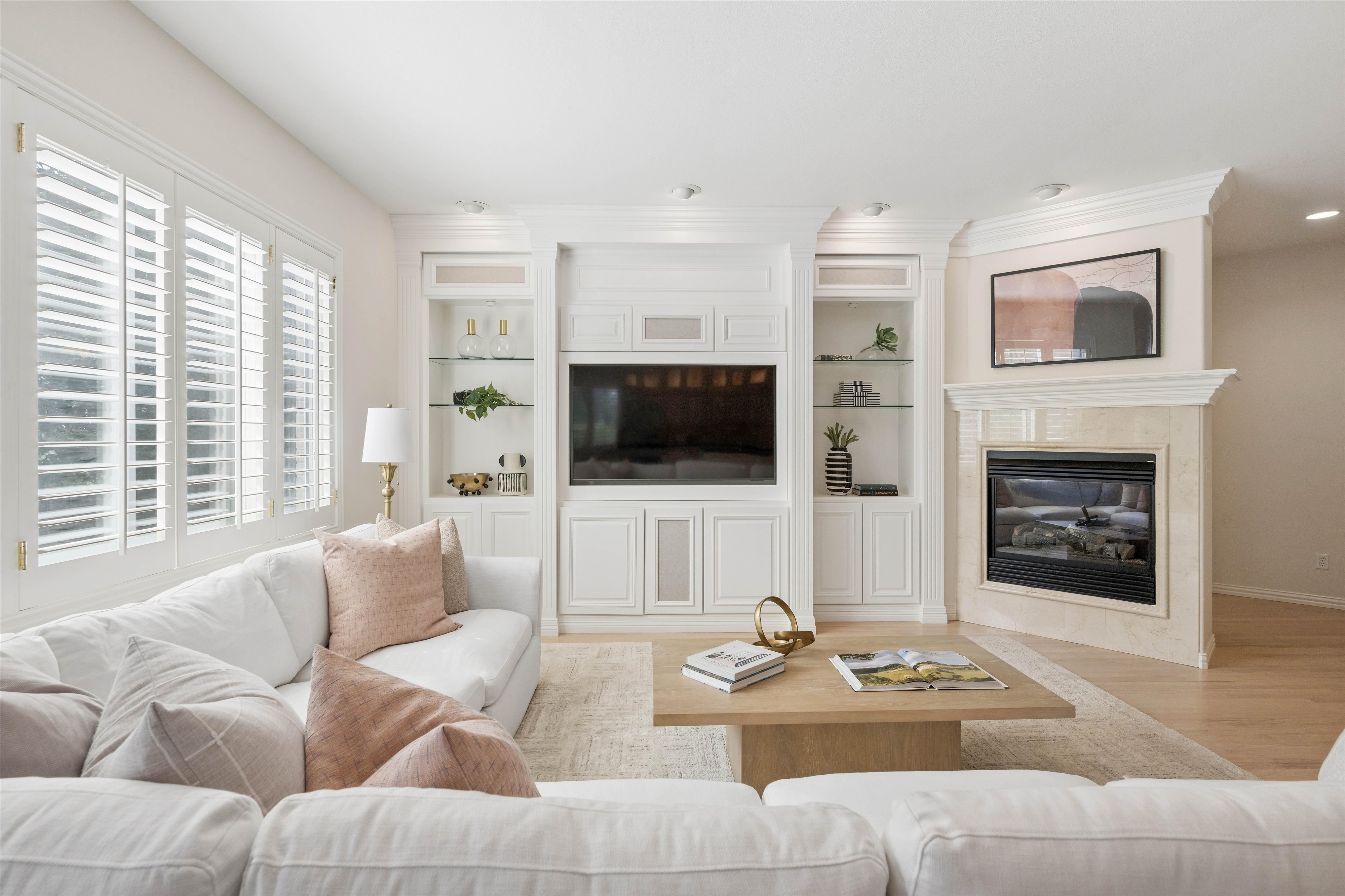  Luxury Features, Thoughtful Upgrades And Beautiful Outdoor Space - 物件實景